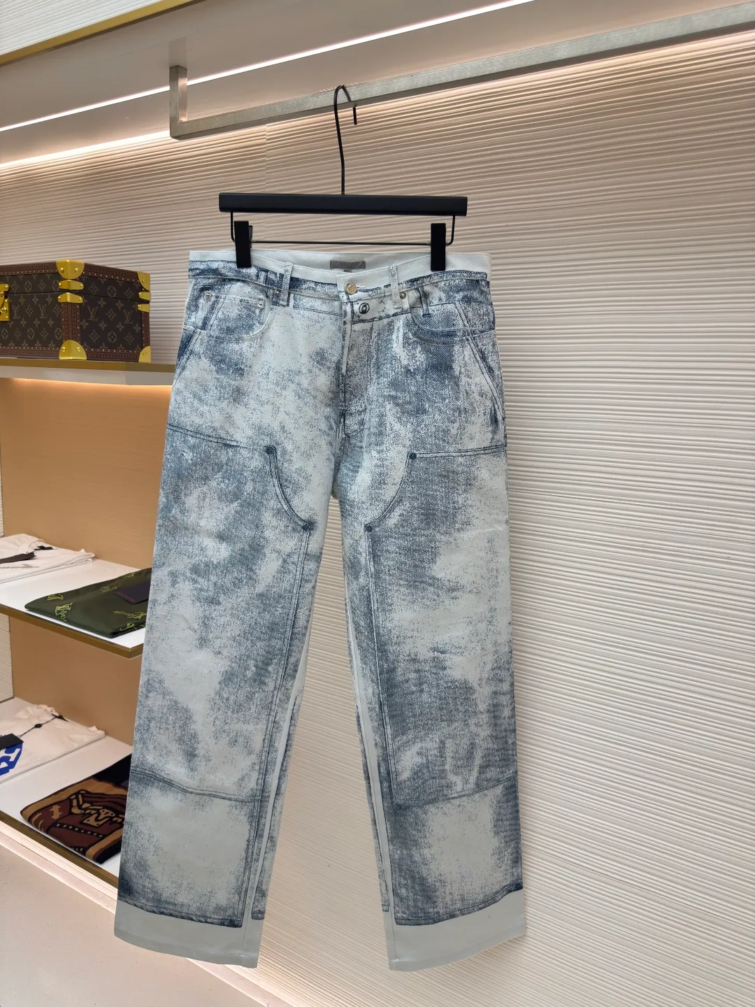 Dior mask printed trousers ●Authentic product: purchased and developed by 7892 ●Item number: 1680696-B25 ●Fabric: twill gauze fabric ●Technology: printing production ●Version: fitted version ●Weight: about 590 grams ●Size: 30-31-32-33 ●Description: Use digital direct-injection paint printing technology to scan all flower positions on the Y version, and hand-paint the printing artwork on each piece of paper. For large quantities, we use the printing method of pieces of cloth covered with cutouts. All cutouts are set within the artwork, and the pattern size is adjusted according to size changes to ensure consistent printing effects for each size. The cutouts are accurately cut using laser burning technology, and are matched with aluminum alloy with letter logo. The overall wiring is straight and delicate, the fabric is comfortable and soft, and the color is consistent without color difference. It can be matched with the same style to create a fashionable look and control various occasions. Customized accessories, complete with three standards, same style for men and women!