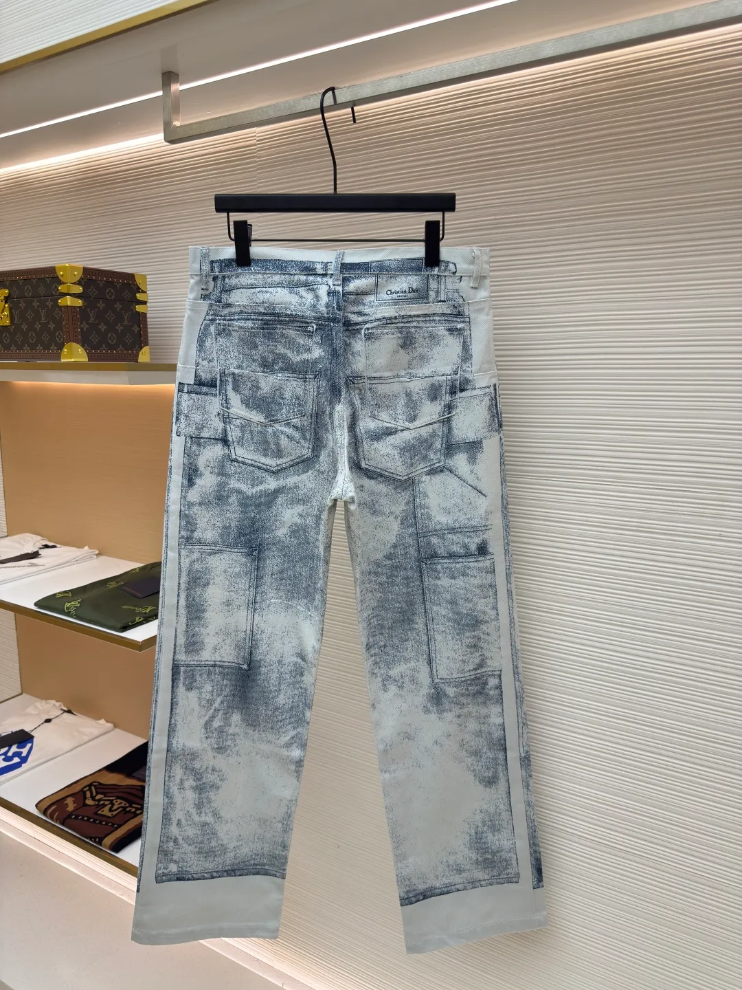 Dior mask printed trousers ●Authentic product: purchased and developed by 7892 ●Item number: 1680696-B25 ●Fabric: twill gauze fabric ●Technology: printing production ●Version: fitted version ●Weight: about 590 grams ●Size: 30-31-32-33 ●Description: Use digital direct-injection paint printing technology to scan all flower positions on the Y version, and hand-paint the printing artwork on each piece of paper. For large quantities, we use the printing method of pieces of cloth covered with cutouts. All cutouts are set within the artwork, and the pattern size is adjusted according to size changes to ensure consistent printing effects for each size. The cutouts are accurately cut using laser burning technology, and are matched with aluminum alloy with letter logo. The overall wiring is straight and delicate, the fabric is comfortable and soft, and the color is consistent without color difference. It can be matched with the same style to create a fashionable look and control various occasions. Customized accessories, complete with three standards, same style for men and women!