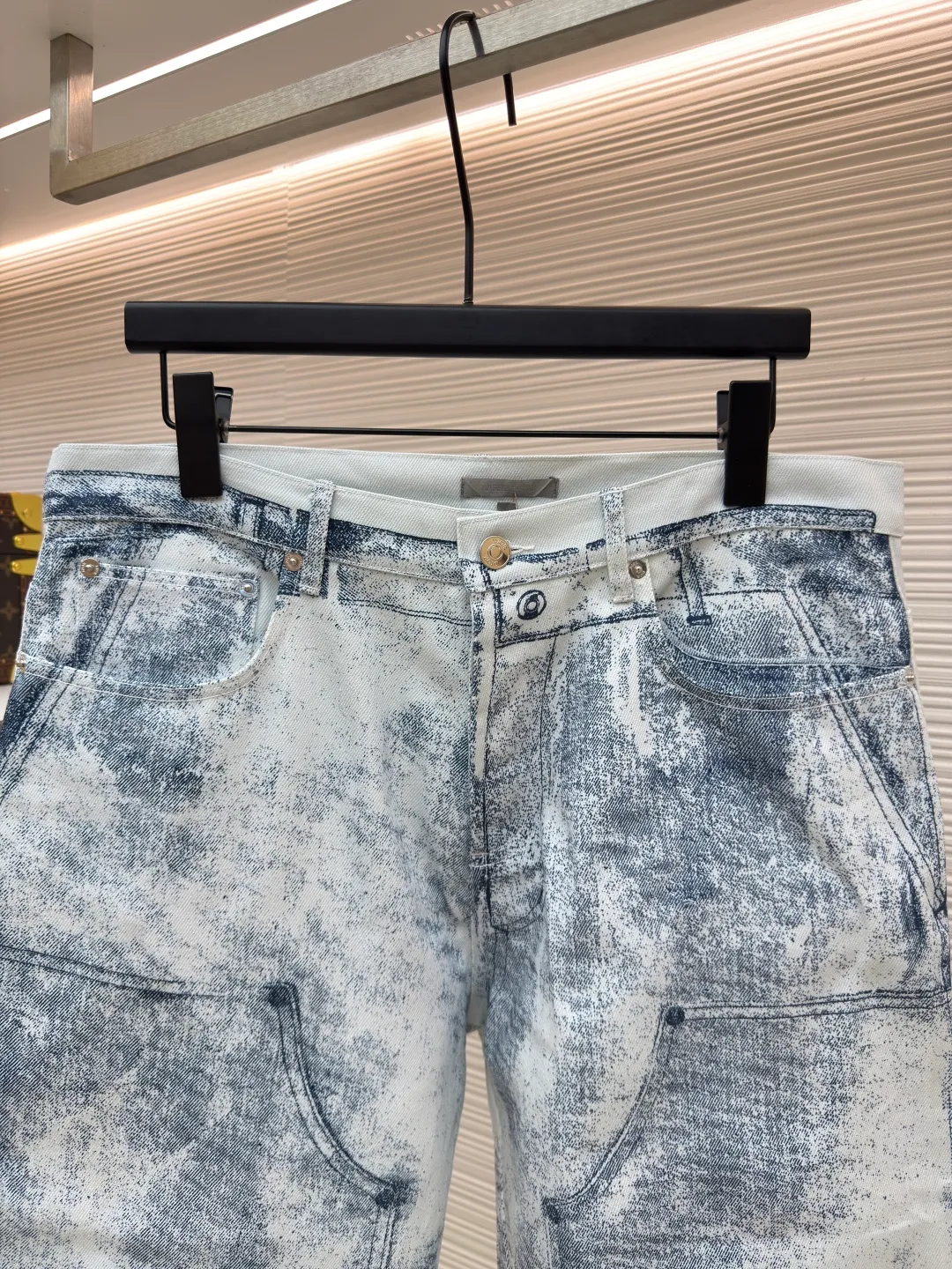 Dior mask printed trousers ●Authentic product: purchased and developed by 7892 ●Item number: 1680696-B25 ●Fabric: twill gauze fabric ●Technology: printing production ●Version: fitted version ●Weight: about 590 grams ●Size: 30-31-32-33 ●Description: Use digital direct-injection paint printing technology to scan all flower positions on the Y version, and hand-paint the printing artwork on each piece of paper. For large quantities, we use the printing method of pieces of cloth covered with cutouts. All cutouts are set within the artwork, and the pattern size is adjusted according to size changes to ensure consistent printing effects for each size. The cutouts are accurately cut using laser burning technology, and are matched with aluminum alloy with letter logo. The overall wiring is straight and delicate, the fabric is comfortable and soft, and the color is consistent without color difference. It can be matched with the same style to create a fashionable look and control various occasions. Customized accessories, complete with three standards, same style for men and women!