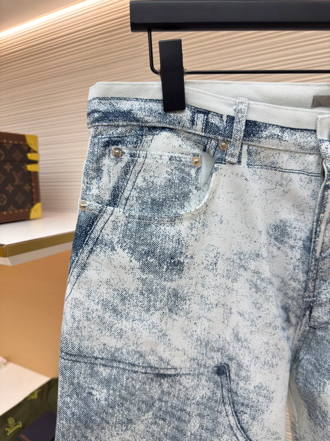 Dior mask printed trousers ●Authentic product: purchased and developed by 7892 ●Item number: 1680696-B25 ●Fabric: twill gauze fabric ●Technology: printing production ●Version: fitted version ●Weight: about 590 grams ●Size: 30-31-32-33 ●Description: Use digital direct-injection paint printing technology to scan all flower positions on the Y version, and hand-paint the printing artwork on each piece of paper. For large quantities, we use the printing method of pieces of cloth covered with cutouts. All cutouts are set within the artwork, and the pattern size is adjusted according to size changes to ensure consistent printing effects for each size. The cutouts are accurately cut using laser burning technology, and are matched with aluminum alloy with letter logo. The overall wiring is straight and delicate, the fabric is comfortable and soft, and the color is consistent without color difference. It can be matched with the same style to create a fashionable look and control various occasions. Customized accessories, complete with three standards, same style for men and women!