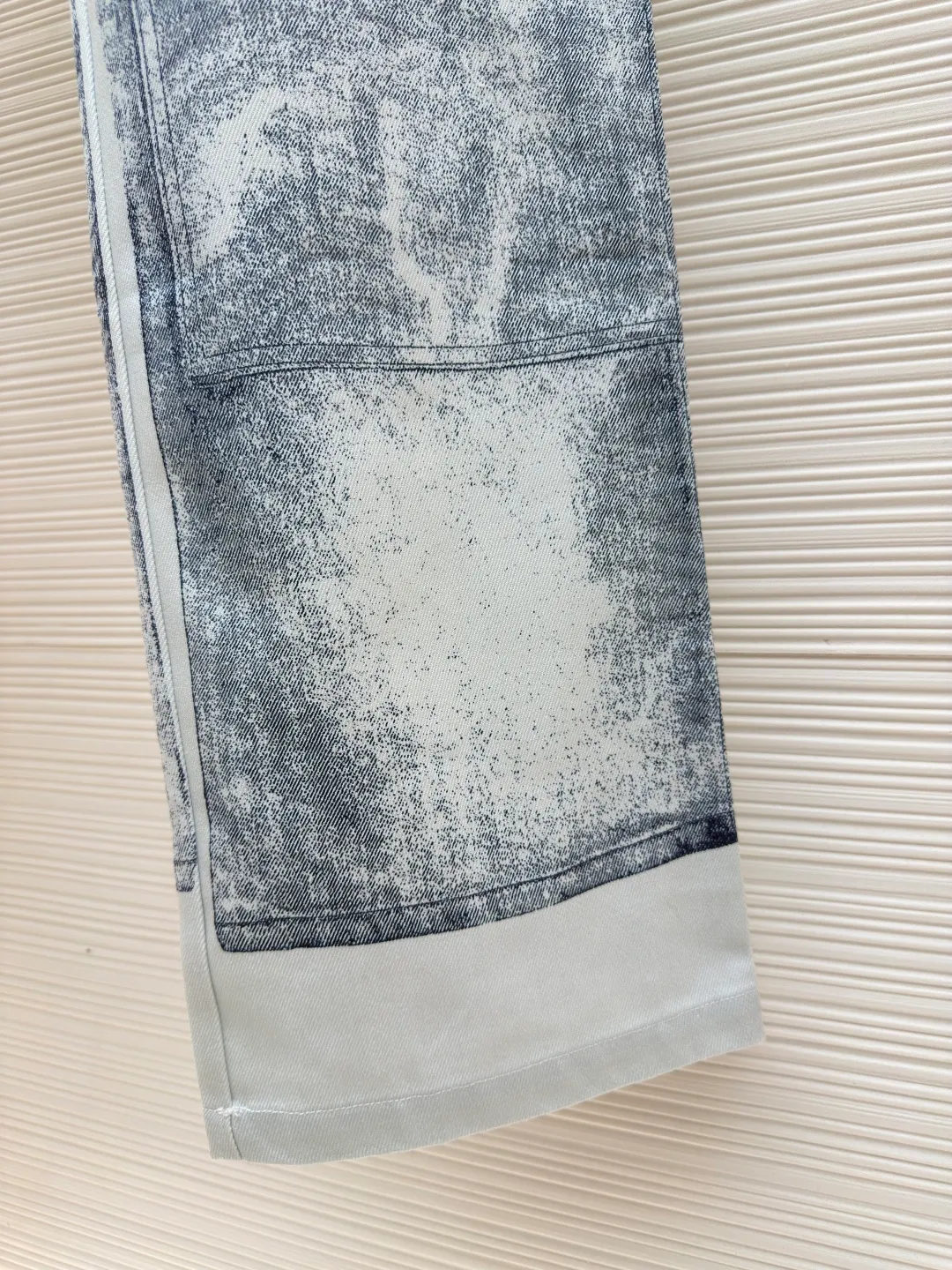 Dior mask printed trousers ●Authentic product: purchased and developed by 7892 ●Item number: 1680696-B25 ●Fabric: twill gauze fabric ●Technology: printing production ●Version: fitted version ●Weight: about 590 grams ●Size: 30-31-32-33 ●Description: Use digital direct-injection paint printing technology to scan all flower positions on the Y version, and hand-paint the printing artwork on each piece of paper. For large quantities, we use the printing method of pieces of cloth covered with cutouts. All cutouts are set within the artwork, and the pattern size is adjusted according to size changes to ensure consistent printing effects for each size. The cutouts are accurately cut using laser burning technology, and are matched with aluminum alloy with letter logo. The overall wiring is straight and delicate, the fabric is comfortable and soft, and the color is consistent without color difference. It can be matched with the same style to create a fashionable look and control various occasions. Customized accessories, complete with three standards, same style for men and women!