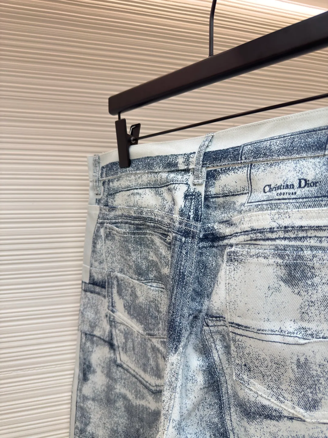 Dior mask printed trousers ●Authentic product: purchased and developed by 7892 ●Item number: 1680696-B25 ●Fabric: twill gauze fabric ●Technology: printing production ●Version: fitted version ●Weight: about 590 grams ●Size: 30-31-32-33 ●Description: Use digital direct-injection paint printing technology to scan all flower positions on the Y version, and hand-paint the printing artwork on each piece of paper. For large quantities, we use the printing method of pieces of cloth covered with cutouts. All cutouts are set within the artwork, and the pattern size is adjusted according to size changes to ensure consistent printing effects for each size. The cutouts are accurately cut using laser burning technology, and are matched with aluminum alloy with letter logo. The overall wiring is straight and delicate, the fabric is comfortable and soft, and the color is consistent without color difference. It can be matched with the same style to create a fashionable look and control various occasions. Customized accessories, complete with three standards, same style for men and women!