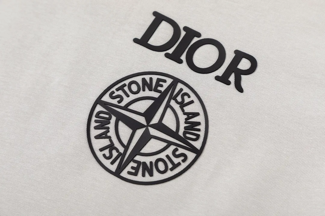 🅿️170 Dior Dior joint stone island series 2025 new three-dimensional silicone letter logo Uniform short-sleeved T-shirt for men and women ·Customized 280 grams of 100% double yarn pure cotton fabric ·Defined dyeing of 32 double-strand threads ·Laser three-dimensional convex glue technology ·Collar label, hangtag, main mark and three labels complete Color: Gray Size: XS S M L