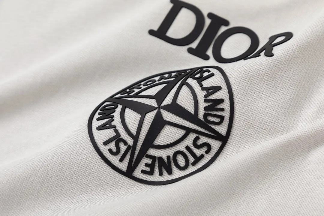 🅿️170 Dior Dior joint stone island series 2025 new three-dimensional silicone letter logo Uniform short-sleeved T-shirt for men and women ·Customized 280 grams of 100% double yarn pure cotton fabric ·Defined dyeing of 32 double-strand threads ·Laser three-dimensional convex glue technology ·Collar label, hangtag, main mark and three labels complete Color: Gray Size: XS S M L