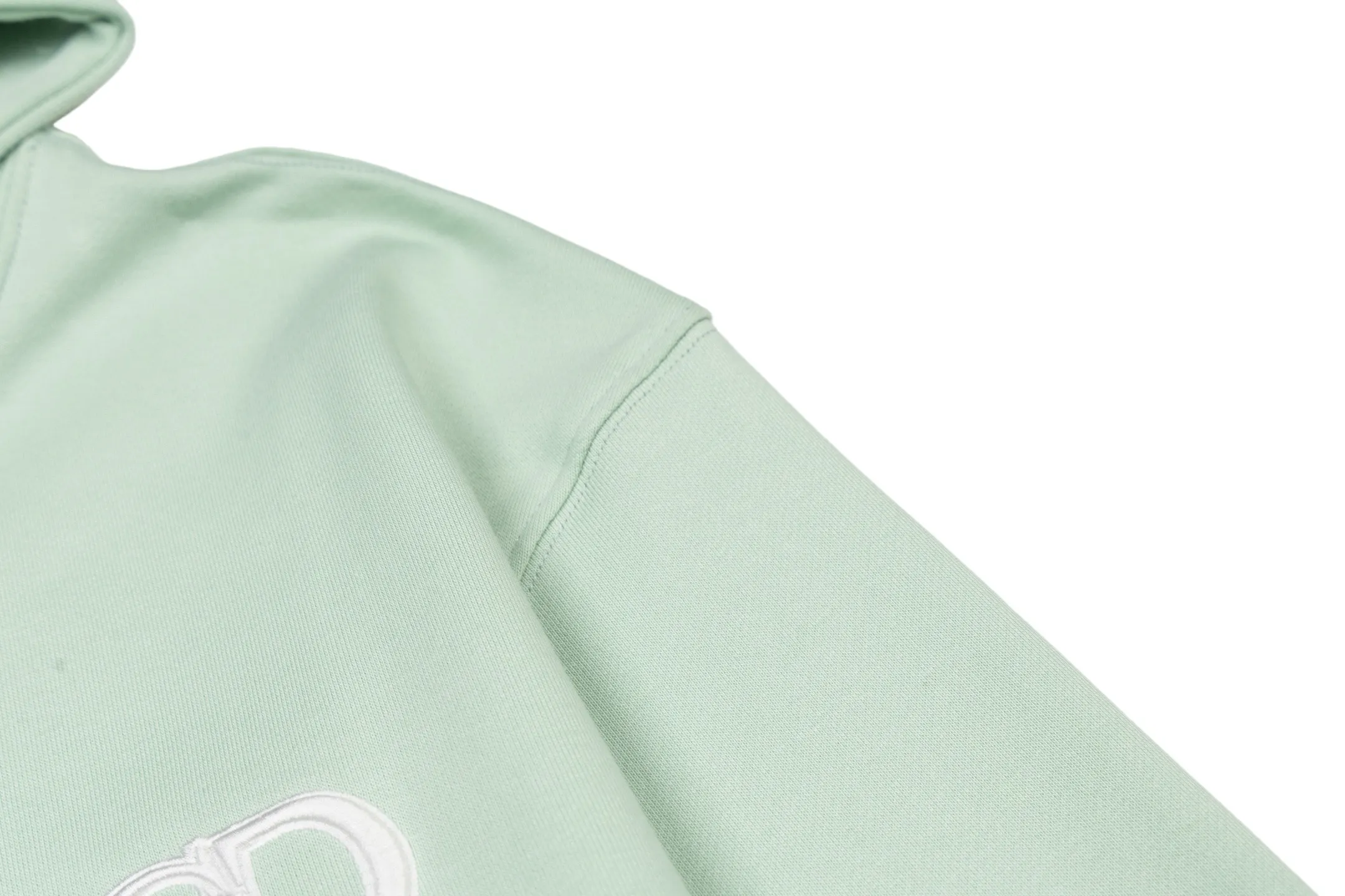 🅿️360 CD logo embroidered hooded sweatshirt (green) The original version was purchased and developed for 9,078. The fabric is made of high-quality green cotton fleece fabric, which is soft and comfortable to the touch. The delicate tonal CD Icon embroidery on the chest is low-key and elegant, highlighting the brand details. The drawstring hood design is paired with metal accessories engraved with the Dior logo to enhance the overall texture. The practical kangaroo pocket on the front is as beautiful as it is practical. Ribbed cuffs and hem ensure comfort while maintaining a structured silhouette. 100% cotton material brings excellent breathability and skin-friendly experience. The regular fit has a neat cut and is easy to match with a variety of bottoms. Exquisite embroidery technology and delicate fabric processing complement each other, reflecting Dior's consistent meticulous workmanship. This sweatshirt is the perfect blend of athleisure and haute couture, making it ideal for everyday style. Size:S-M-L-XL