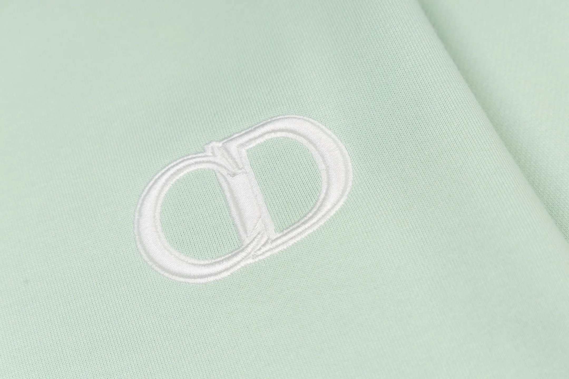 🅿️360 CD logo embroidered hooded sweatshirt (green) The original version was purchased and developed for 9,078. The fabric is made of high-quality green cotton fleece fabric, which is soft and comfortable to the touch. The delicate tonal CD Icon embroidery on the chest is low-key and elegant, highlighting the brand details. The drawstring hood design is paired with metal accessories engraved with the Dior logo to enhance the overall texture. The practical kangaroo pocket on the front is as beautiful as it is practical. Ribbed cuffs and hem ensure comfort while maintaining a structured silhouette. 100% cotton material brings excellent breathability and skin-friendly experience. The regular fit has a neat cut and is easy to match with a variety of bottoms. Exquisite embroidery technology and delicate fabric processing complement each other, reflecting Dior's consistent meticulous workmanship. This sweatshirt is the perfect blend of athleisure and haute couture, making it ideal for everyday style. Size:S-M-L-XL