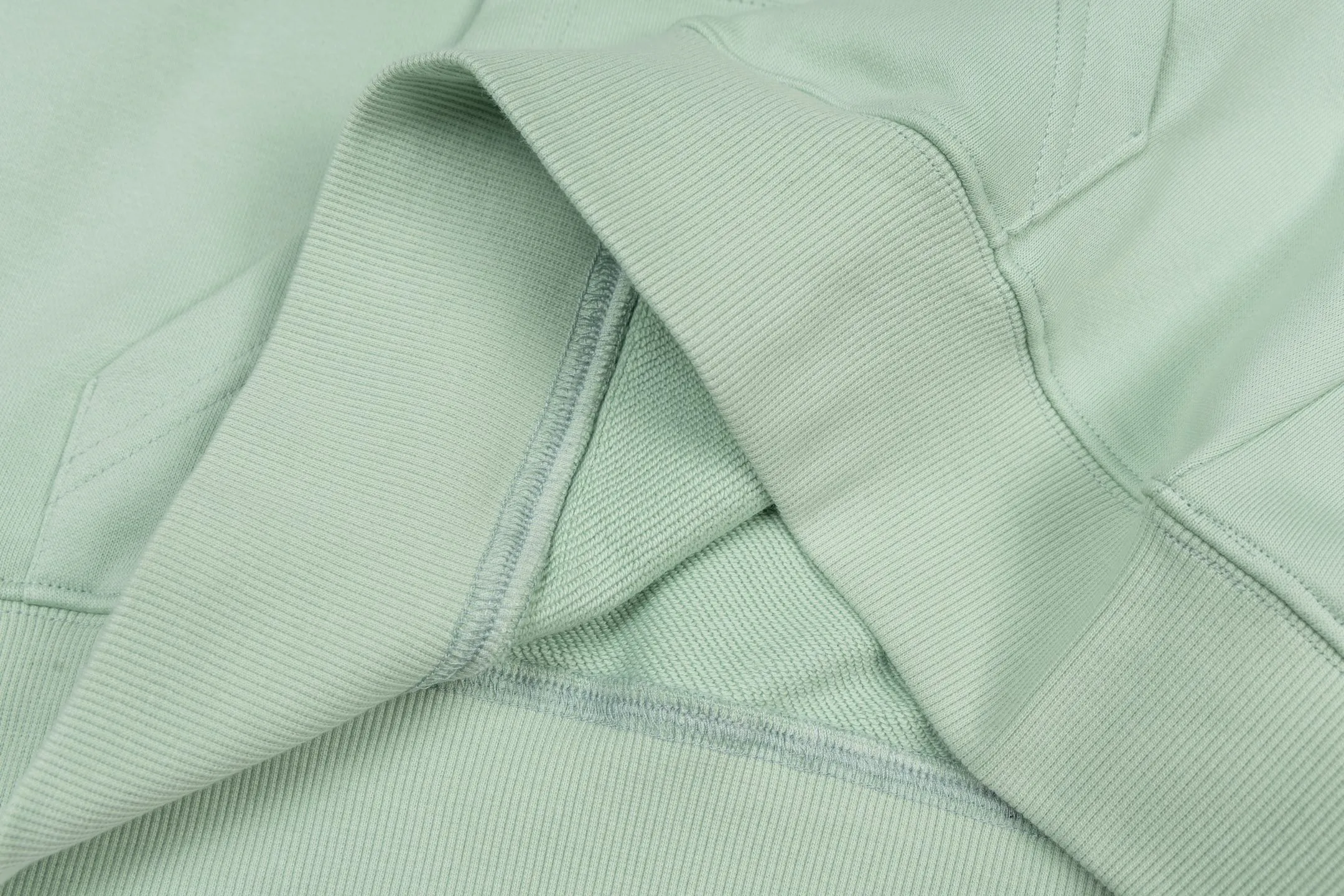 🅿️360 CD logo embroidered hooded sweatshirt (green) The original version was purchased and developed for 9,078. The fabric is made of high-quality green cotton fleece fabric, which is soft and comfortable to the touch. The delicate tonal CD Icon embroidery on the chest is low-key and elegant, highlighting the brand details. The drawstring hood design is paired with metal accessories engraved with the Dior logo to enhance the overall texture. The practical kangaroo pocket on the front is as beautiful as it is practical. Ribbed cuffs and hem ensure comfort while maintaining a structured silhouette. 100% cotton material brings excellent breathability and skin-friendly experience. The regular fit has a neat cut and is easy to match with a variety of bottoms. Exquisite embroidery technology and delicate fabric processing complement each other, reflecting Dior's consistent meticulous workmanship. This sweatshirt is the perfect blend of athleisure and haute couture, making it ideal for everyday style. Size:S-M-L-XL