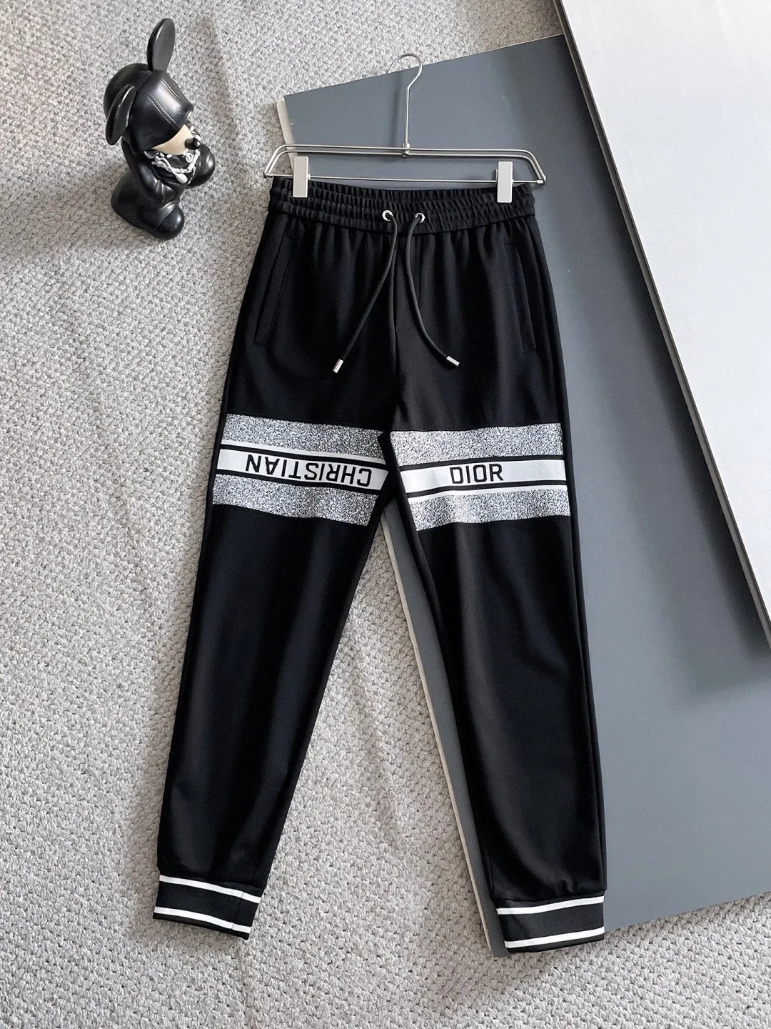 🅿️720 Dior hot-selling suit is coming. Focus on the original version of the official website. 2025 new hot-selling cardigan suit. The original order is the best. 🇭🇰The meticulous work of top designers. It has a fitting and perfect upper body effect. All-natural high-quality Tencel Roman cotton 100%, close-fitting comfort, noble and elegant! Original hardware embodies elegance and nobility! Counter size: M-3XL (maximum wear up to 190 pounds)
