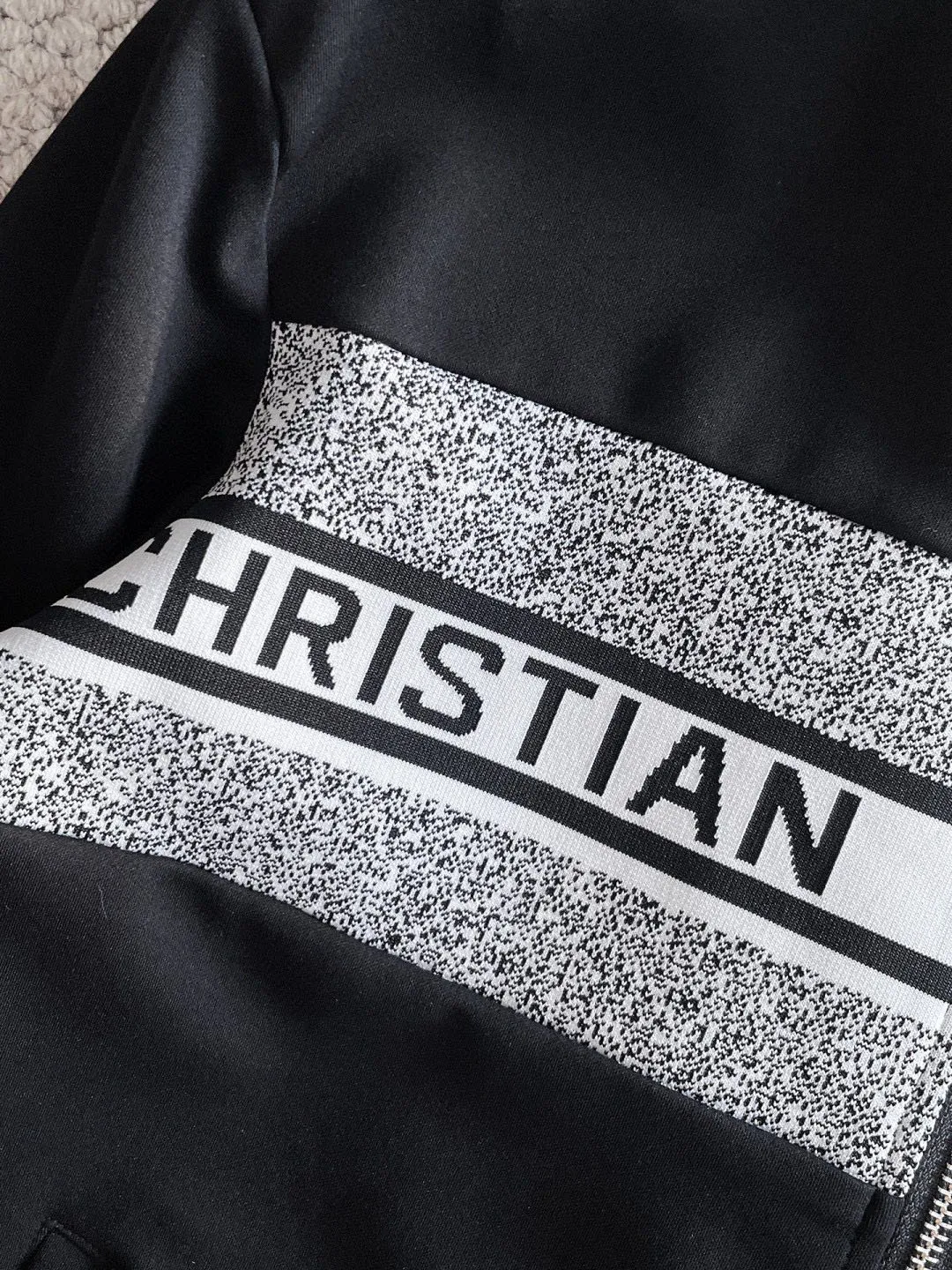 🅿️720 Dior hot-selling suit is coming. Focus on the original version of the official website. 2025 new hot-selling cardigan suit. The original order is the best. 🇭🇰The meticulous work of top designers. It has a fitting and perfect upper body effect. All-natural high-quality Tencel Roman cotton 100%, close-fitting comfort, noble and elegant! Original hardware embodies elegance and nobility! Counter size: M-3XL (maximum wear up to 190 pounds)