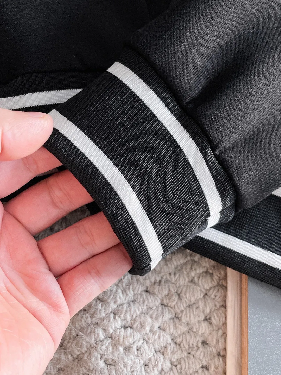 🅿️720 Dior hot-selling suit is coming. Focus on the original version of the official website. 2025 new hot-selling cardigan suit. The original order is the best. 🇭🇰The meticulous work of top designers. It has a fitting and perfect upper body effect. All-natural high-quality Tencel Roman cotton 100%, close-fitting comfort, noble and elegant! Original hardware embodies elegance and nobility! Counter size: M-3XL (maximum wear up to 190 pounds)
