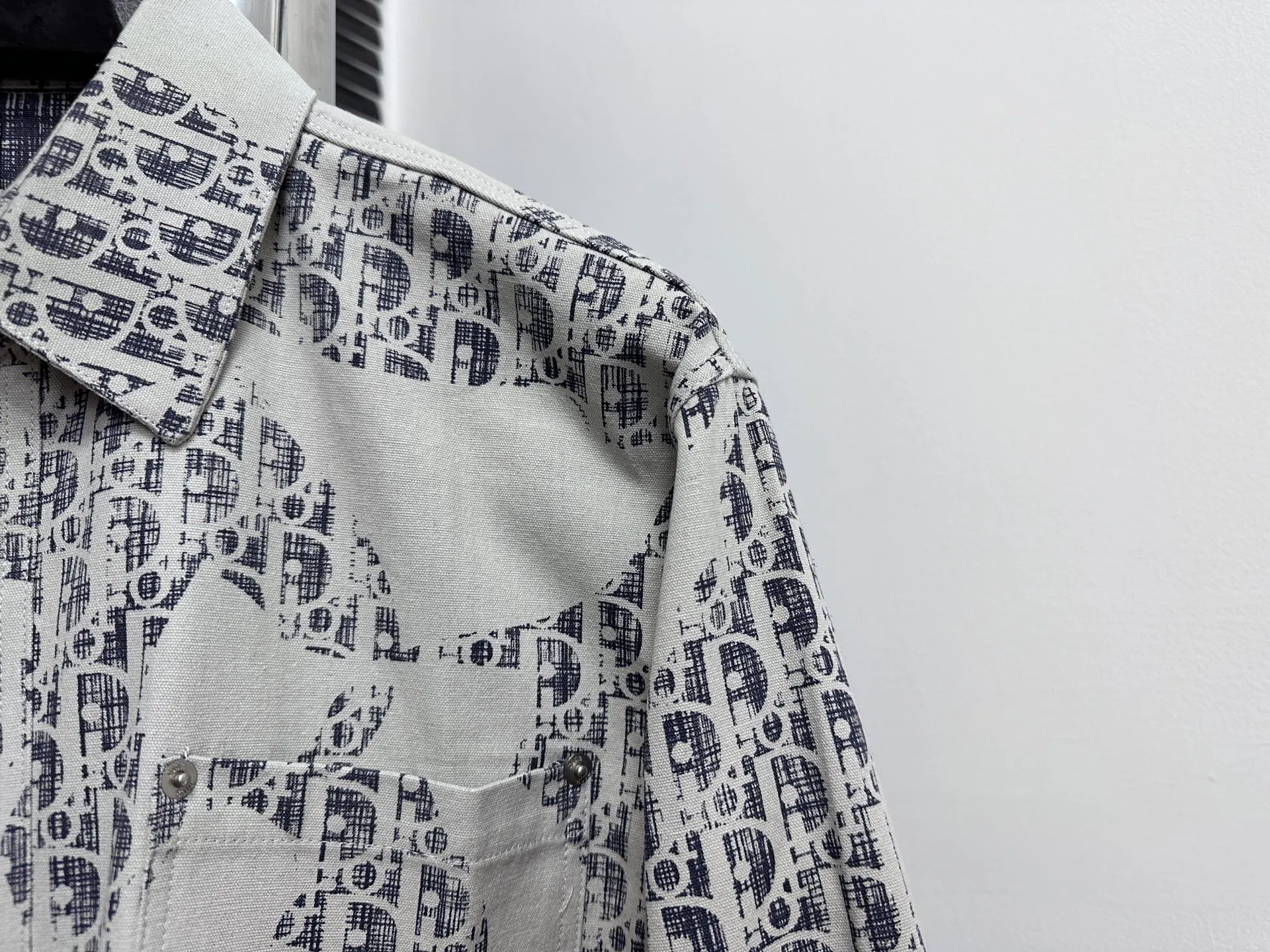 🅿️270 【Dior】Dior’s new classic logo printed graffiti washed denim shirt for men and women, casual tops and jackets! The fabric adopts imported printing machine batch printing process technology, perfect control, different from other versions in the market, very high-quality fabric! Size: S M L XL
