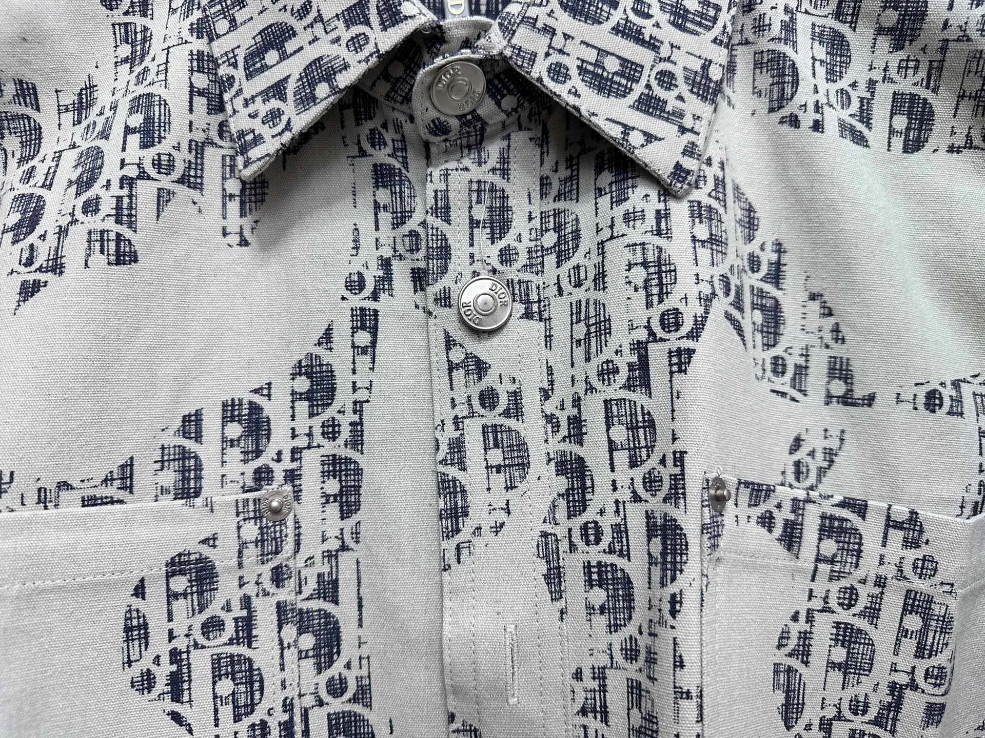 🅿️270 【Dior】Dior’s new classic logo printed graffiti washed denim shirt for men and women, casual tops and jackets! The fabric adopts imported printing machine batch printing process technology, perfect control, different from other versions in the market, very high-quality fabric! Size: S M L XL