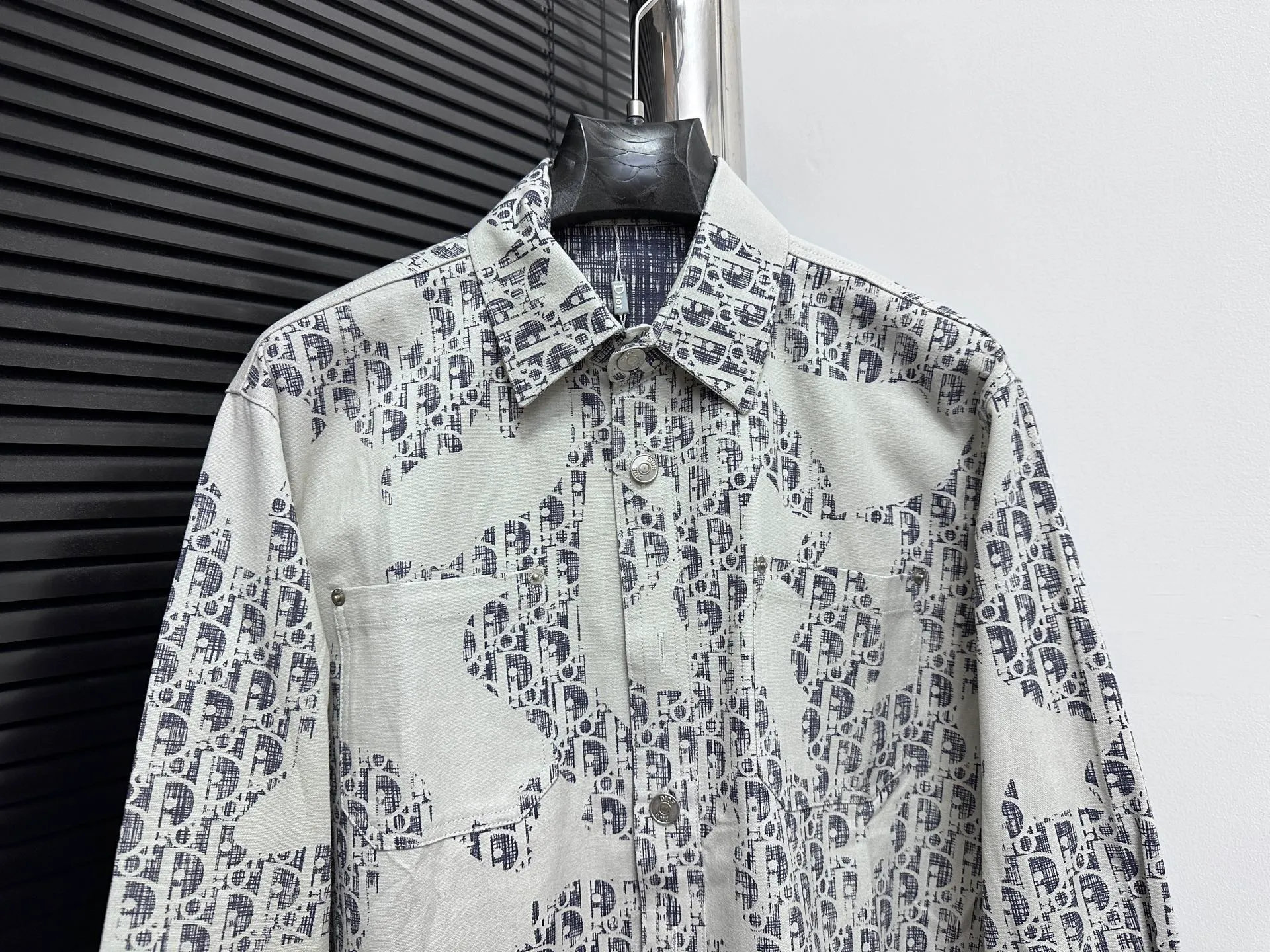 🅿️270 【Dior】Dior’s new classic logo printed graffiti washed denim shirt for men and women, casual tops and jackets! The fabric adopts imported printing machine batch printing process technology, perfect control, different from other versions in the market, very high-quality fabric! Size: S M L XL