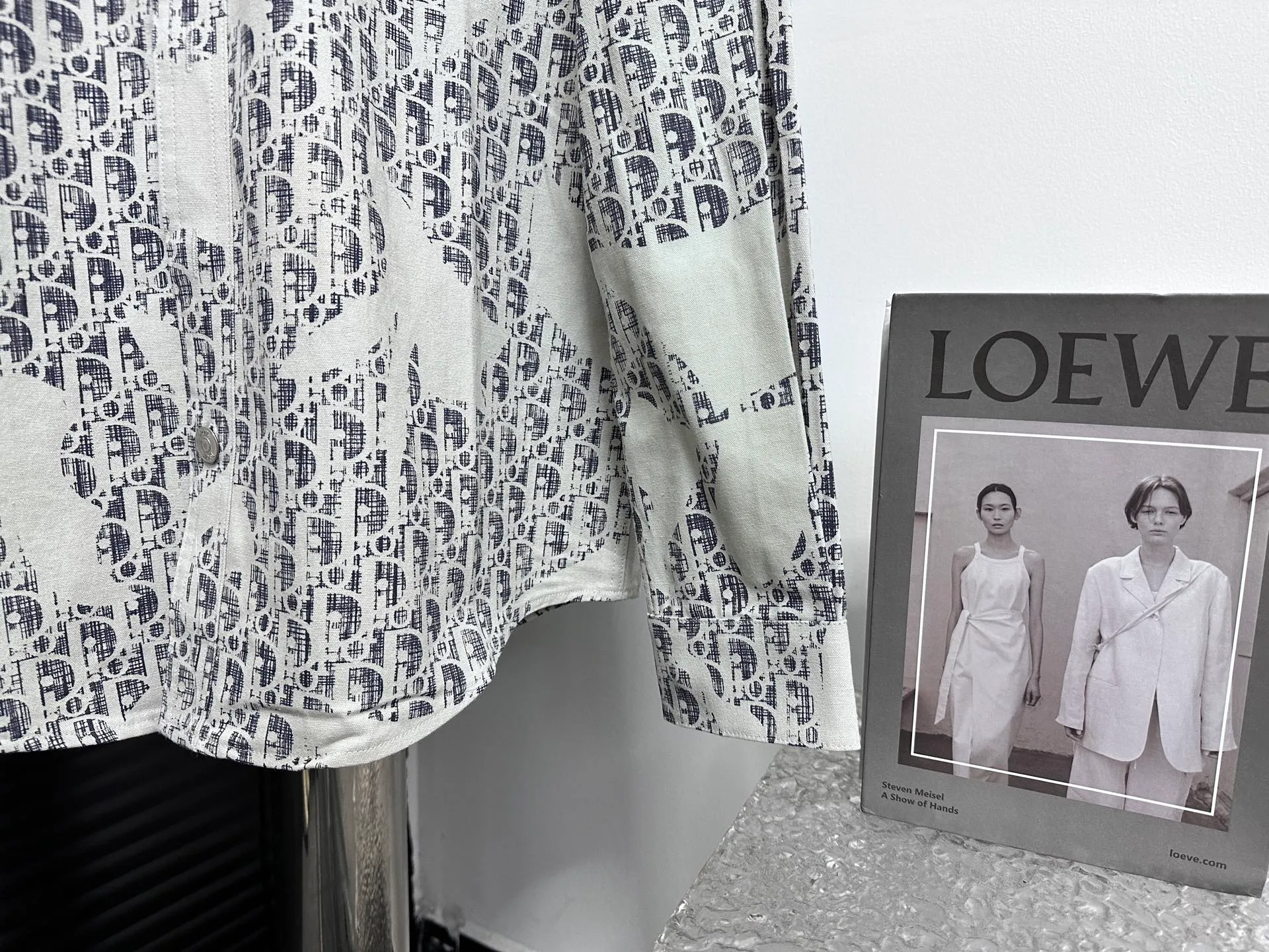 🅿️270 【Dior】Dior’s new classic logo printed graffiti washed denim shirt for men and women, casual tops and jackets! The fabric adopts imported printing machine batch printing process technology, perfect control, different from other versions in the market, very high-quality fabric! Size: S M L XL