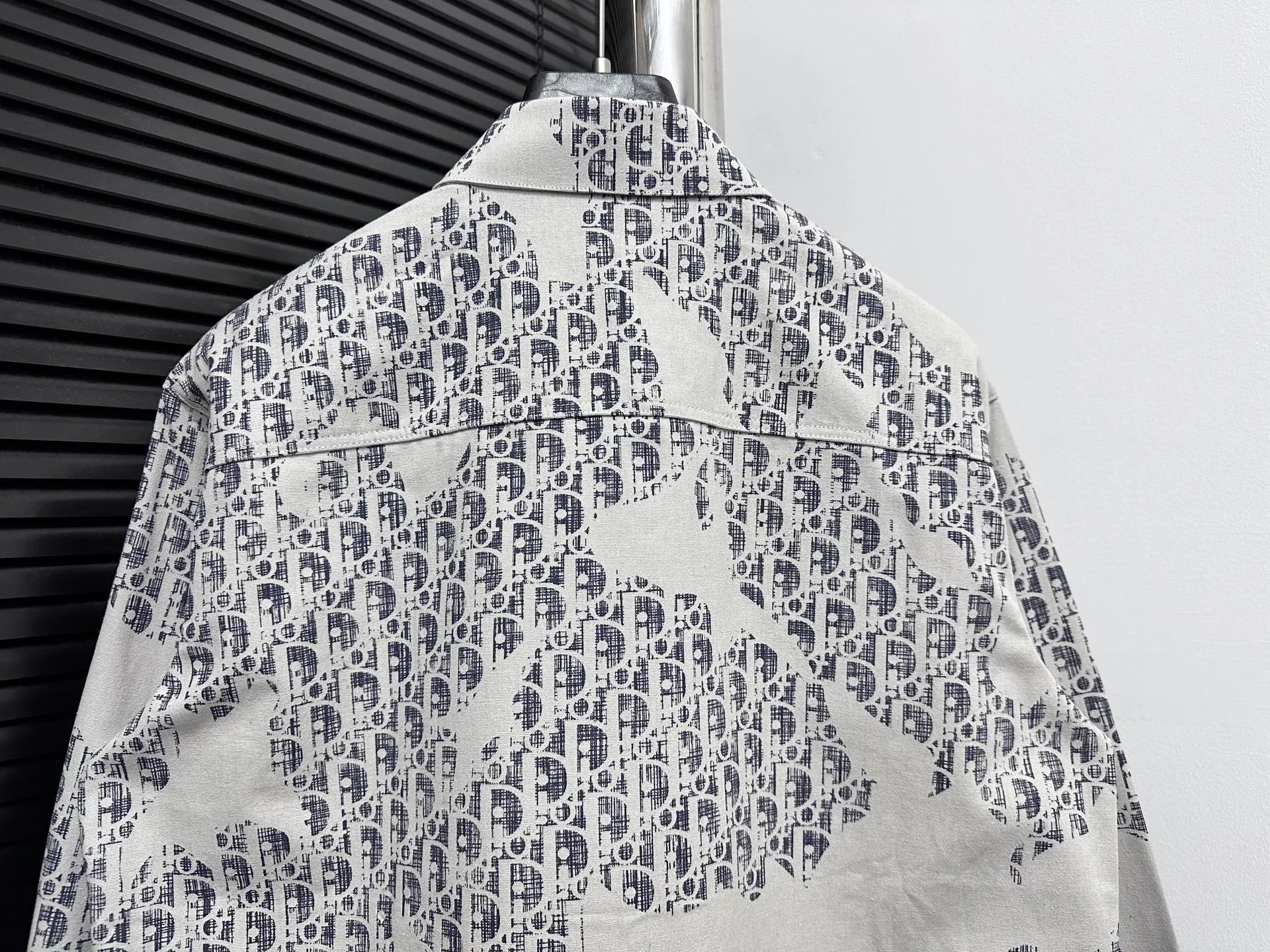 🅿️270 【Dior】Dior’s new classic logo printed graffiti washed denim shirt for men and women, casual tops and jackets! The fabric adopts imported printing machine batch printing process technology, perfect control, different from other versions in the market, very high-quality fabric! Size: S M L XL