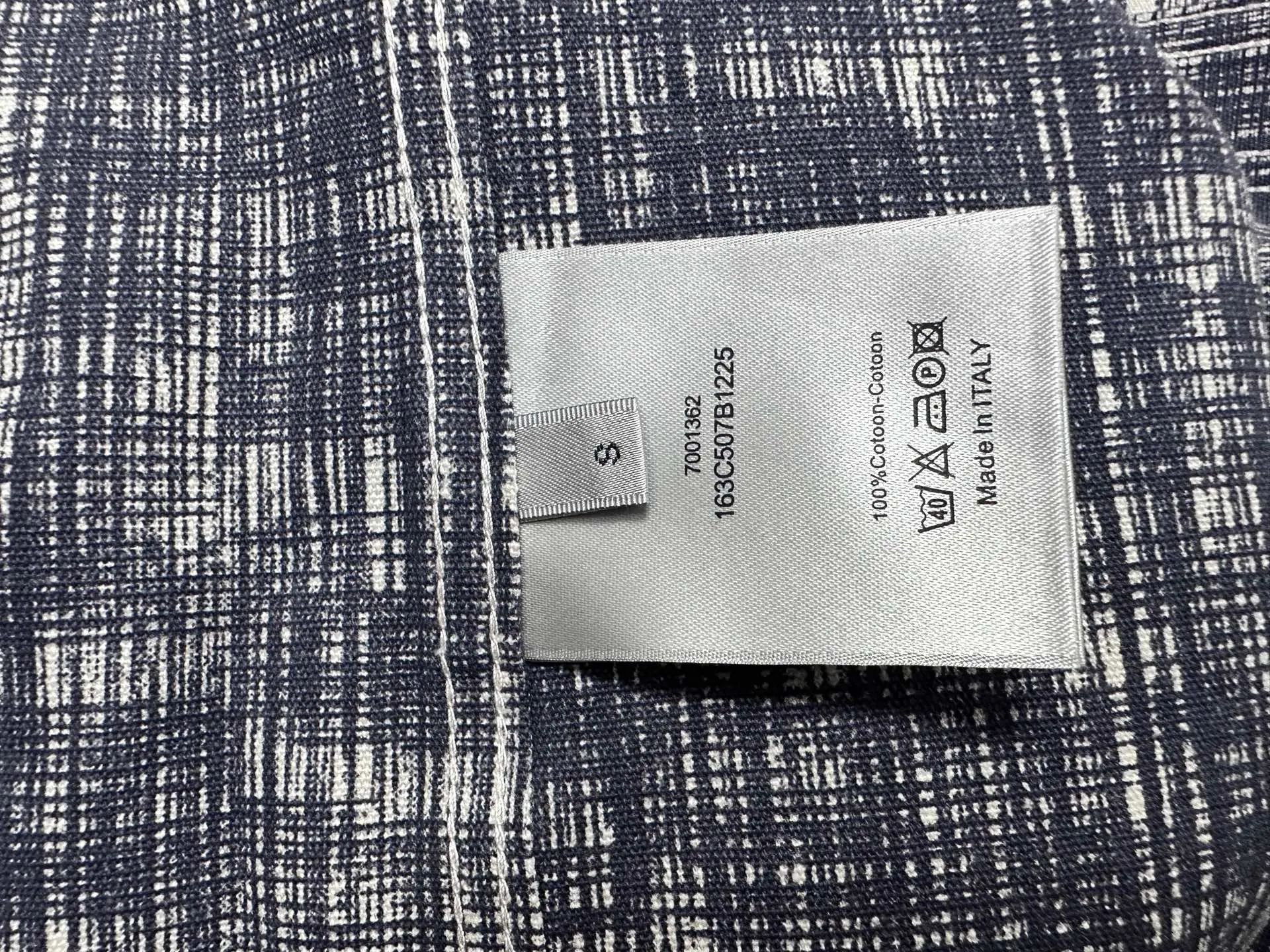 🅿️270 【Dior】Dior’s new classic logo printed graffiti washed denim shirt for men and women, casual tops and jackets! The fabric adopts imported printing machine batch printing process technology, perfect control, different from other versions in the market, very high-quality fabric! Size: S M L XL