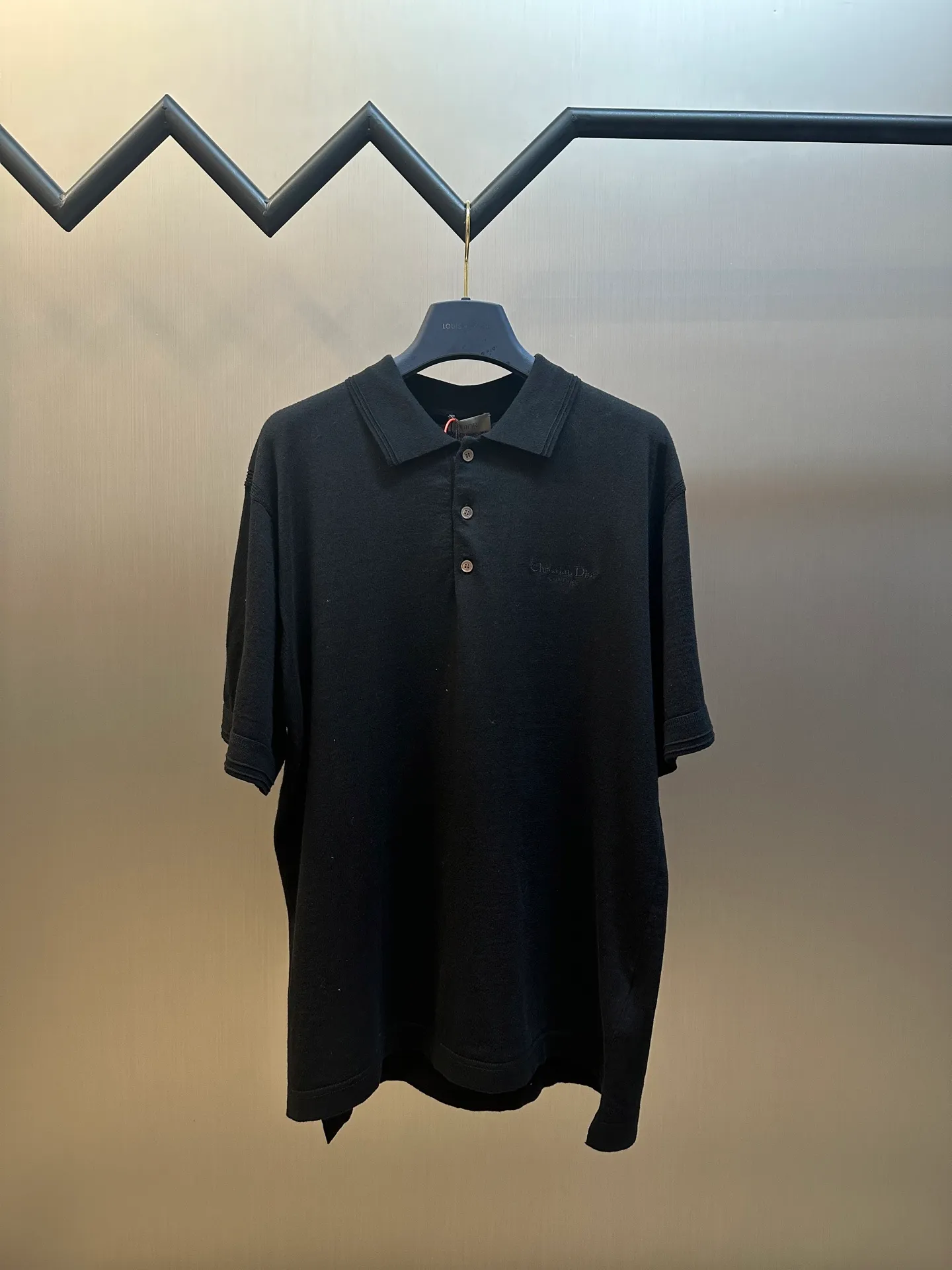 🅿️360 Dior knitted embroidered Polo shirt, custom-made 60-count ultra-fine cashmere cotton, decorated with Christian Dior Couture embroidery of the same tone as the essence, the clever encounter of sweater and Polo shirt interprets the perfect symphony of simplicity and classics. Taniwa process, a process that creates a convex effect on the surface of knitted fabrics, forming obvious raised stripes on the surface of the fabric through special weaving technology. Jacquard process, a process that creates uneven patterns through clever interweaving of warp and weft threads, forming a pattern with a strong three-dimensional effect. Seam three-dimensional stitching is used, which uses specific sewing methods at the seams to make the clothes more three-dimensional and fit the body. The workmanship is cumbersome and complicated.  size：s m l xl