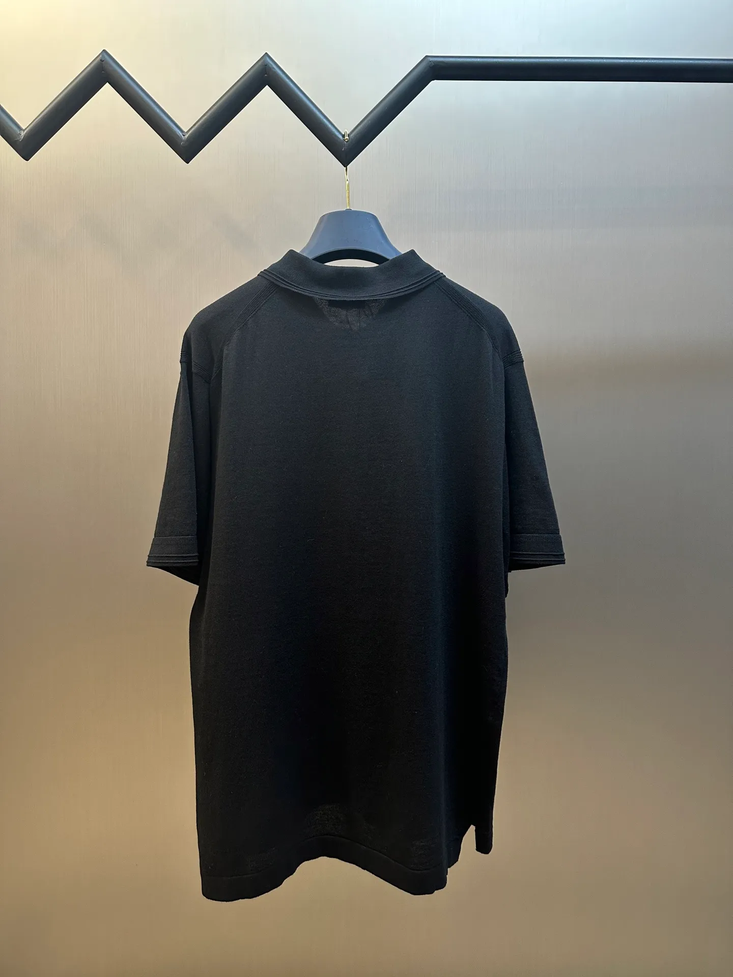 🅿️360 Dior knitted embroidered Polo shirt, custom-made 60-count ultra-fine cashmere cotton, decorated with Christian Dior Couture embroidery of the same tone as the essence, the clever encounter of sweater and Polo shirt interprets the perfect symphony of simplicity and classics. Taniwa process, a process that creates a convex effect on the surface of knitted fabrics, forming obvious raised stripes on the surface of the fabric through special weaving technology. Jacquard process, a process that creates uneven patterns through clever interweaving of warp and weft threads, forming a pattern with a strong three-dimensional effect. Seam three-dimensional stitching is used, which uses specific sewing methods at the seams to make the clothes more three-dimensional and fit the body. The workmanship is cumbersome and complicated.  size：s m l xl