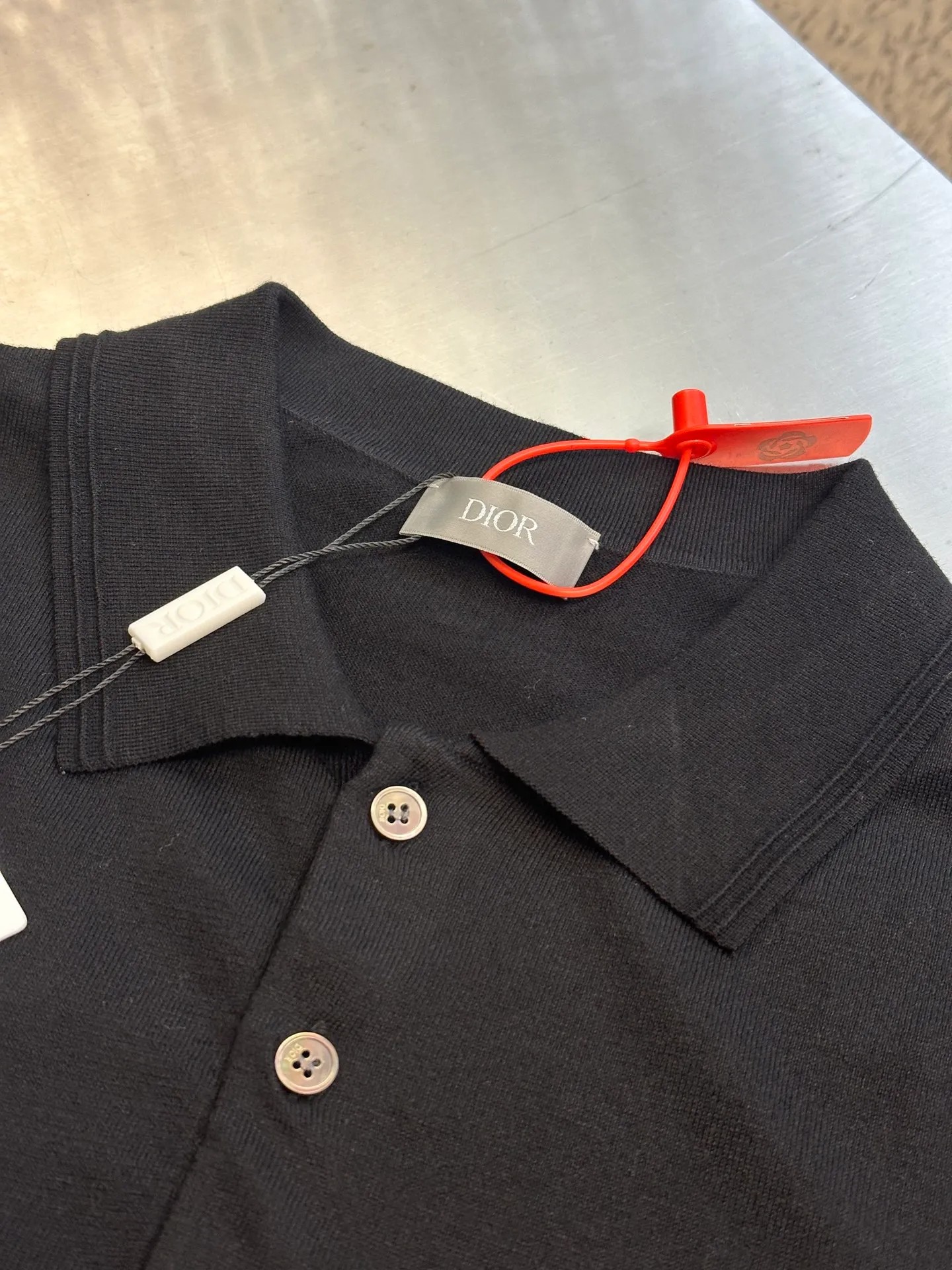 🅿️360 Dior knitted embroidered Polo shirt, custom-made 60-count ultra-fine cashmere cotton, decorated with Christian Dior Couture embroidery of the same tone as the essence, the clever encounter of sweater and Polo shirt interprets the perfect symphony of simplicity and classics. Taniwa process, a process that creates a convex effect on the surface of knitted fabrics, forming obvious raised stripes on the surface of the fabric through special weaving technology. Jacquard process, a process that creates uneven patterns through clever interweaving of warp and weft threads, forming a pattern with a strong three-dimensional effect. Seam three-dimensional stitching is used, which uses specific sewing methods at the seams to make the clothes more three-dimensional and fit the body. The workmanship is cumbersome and complicated.  size：s m l xl