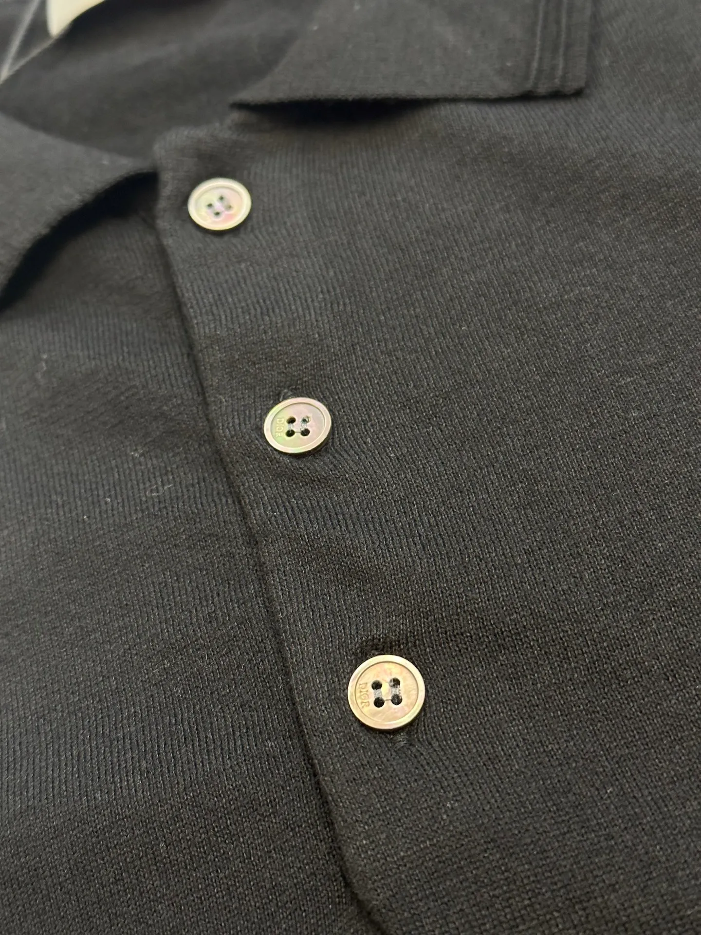 🅿️360 Dior knitted embroidered Polo shirt, custom-made 60-count ultra-fine cashmere cotton, decorated with Christian Dior Couture embroidery of the same tone as the essence, the clever encounter of sweater and Polo shirt interprets the perfect symphony of simplicity and classics. Taniwa process, a process that creates a convex effect on the surface of knitted fabrics, forming obvious raised stripes on the surface of the fabric through special weaving technology. Jacquard process, a process that creates uneven patterns through clever interweaving of warp and weft threads, forming a pattern with a strong three-dimensional effect. Seam three-dimensional stitching is used, which uses specific sewing methods at the seams to make the clothes more three-dimensional and fit the body. The workmanship is cumbersome and complicated.  size：s m l xl