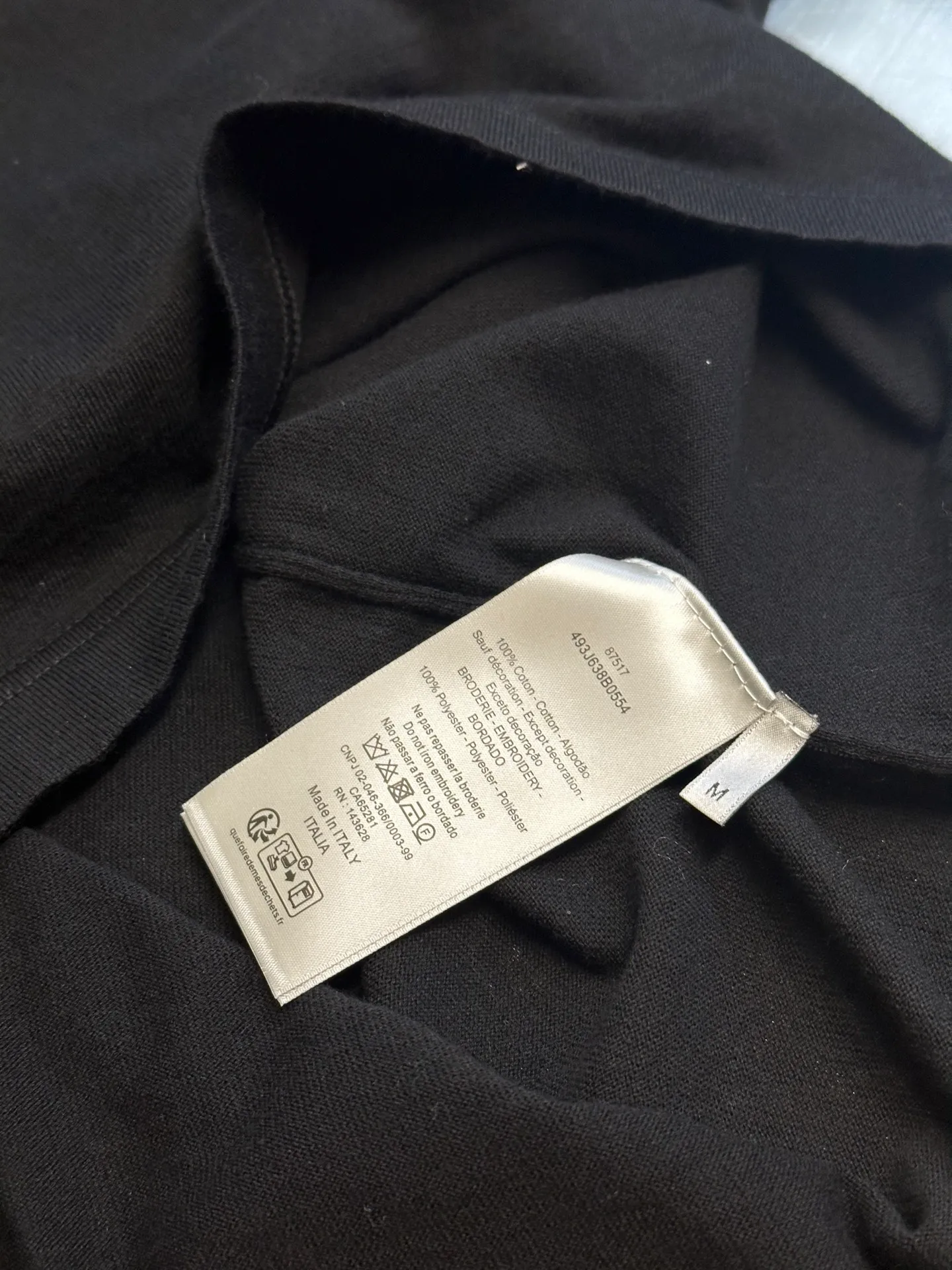 🅿️360 Dior knitted embroidered Polo shirt, custom-made 60-count ultra-fine cashmere cotton, decorated with Christian Dior Couture embroidery of the same tone as the essence, the clever encounter of sweater and Polo shirt interprets the perfect symphony of simplicity and classics. Taniwa process, a process that creates a convex effect on the surface of knitted fabrics, forming obvious raised stripes on the surface of the fabric through special weaving technology. Jacquard process, a process that creates uneven patterns through clever interweaving of warp and weft threads, forming a pattern with a strong three-dimensional effect. Seam three-dimensional stitching is used, which uses specific sewing methods at the seams to make the clothes more three-dimensional and fit the body. The workmanship is cumbersome and complicated.  size：s m l xl