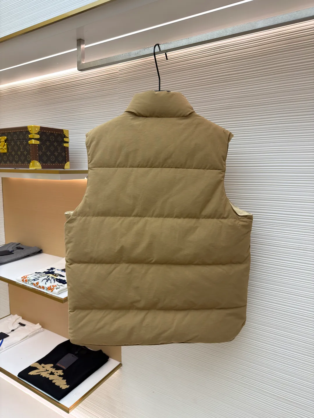 Prada stand collar badge down vest ●Original version: purchased and developed by 18756 ●Item number: 16801377-C30 ●Fabric: white duck down fabric ●Technology: mechanical down filling ●Color: khaki ●Version: Fitted version ●Weight: about 700 grams ●Size: S-M-L-XL ●Description: This vest is made of high-quality water-repellent fabric, and the khaki tone shows the texture. Using three-dimensional quilting technology, the down is evenly divided into full grid-shaped down-filled areas, which not only ensures warmth but also makes the silhouette crisp and three-dimensional. The neckline is designed with a stand-up collar and is matched with a metal snap placket, which is exquisite in texture and easy to put on and take off.  The front chest is decorated with the brand's iconic metal triangle logo, which is highly recognizable; the large patch pockets on both sides are three-dimensionally cut, and the bag mouth is in an inverted trapezoid shape, combining practicality and design. There is a built-in drawstring at the hem, and the tightness can be adjusted freely to suit different wear needs. From fabric selection to detail sewing, every process reflects the brand's strict control of craftsmanship, exquisitely integrating functionality and fashion sense. The overall wiring is straight and delicate, the fabric is comfortable and soft, and the color is consistent without color difference. It can be matched with the same style to create a fashionable look and control various occasions. Customized accessories, complete with three standards, same style for men and women!