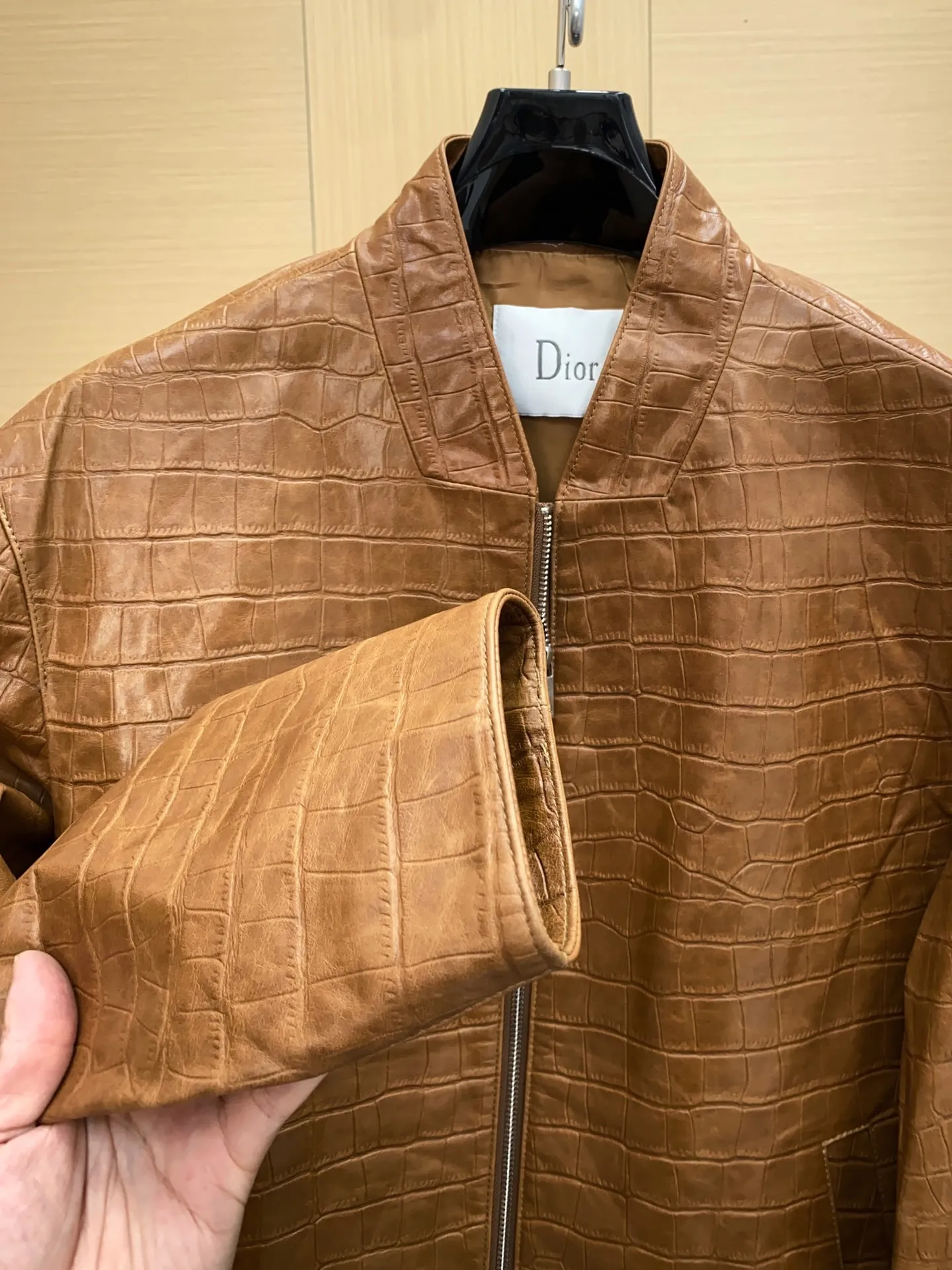 🅿️3060 DIOR Dior's new men's sheepskin jacket for autumn and winter 2025, reshaping autumn and winter style. On the fashion stage, Dior has always been the trend leader. In the autumn and winter of 2025, Dior's new men's sheepskin jacket makes a shocking debut, bringing the ultimate experience to men who pursue quality and style.   The jacket is made of imported brown sheepskin. Its unique color is deep and full of charm, like an elegant poem that has accumulated over time, highlighting the mature and stable temperament of men. This high-quality sheepskin not only looks charming, but also feels soft and delicate. Every time you touch it, you can feel the luxurious texture brought by the top material. It also has good breathability and wear resistance, ensuring that it is comfortable to wear in various occasions.   The design with crocodile print all over the body is the finishing touch. The crocodile pattern symbolizes strength and wildness, injecting unique fashion tension into the jacket, making the wearer stand out from the crowd. Every texture has been carefully suppressed, delicate and clear, showing a lifelike three-dimensional effect, interpreting Dior's persistent pursuit of craftsmanship.   The short version is a precise grasp of modern fashion. It breaks the traditional constraints and cleverly optimizes body proportions. Even men with average figures can instantly have a tall and straight posture when wearing it, showing a neat and capable temperament. Whether it is paired with a simple white T-shirt and jeans for casual daily use, or worn with a shirt and trousers for a business event, it can be perfectly adapted and can easily handle various occasions.   The new products of the season have arrived in the store. We sincerely invite you to try them out and experience the unique charm of Dior's new 2025 autumn and winter men's sheepskin jackets.  Code number: 48-56
