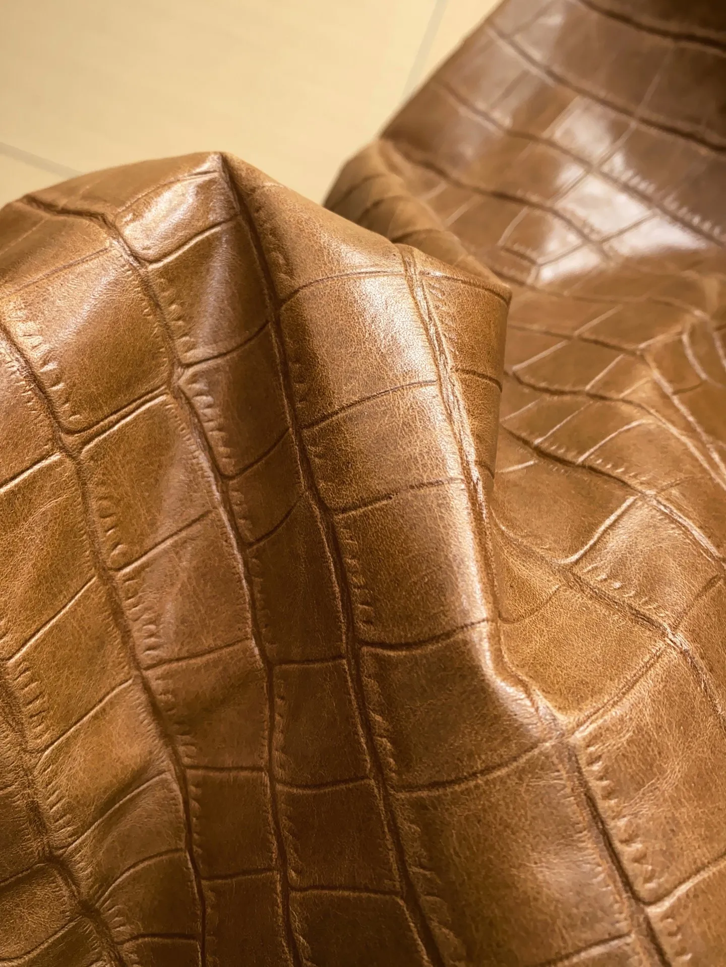 🅿️3060 DIOR Dior's new men's sheepskin jacket for autumn and winter 2025, reshaping autumn and winter style. On the fashion stage, Dior has always been the trend leader. In the autumn and winter of 2025, Dior's new men's sheepskin jacket makes a shocking debut, bringing the ultimate experience to men who pursue quality and style.   The jacket is made of imported brown sheepskin. Its unique color is deep and full of charm, like an elegant poem that has accumulated over time, highlighting the mature and stable temperament of men. This high-quality sheepskin not only looks charming, but also feels soft and delicate. Every time you touch it, you can feel the luxurious texture brought by the top material. It also has good breathability and wear resistance, ensuring that it is comfortable to wear in various occasions.   The design with crocodile print all over the body is the finishing touch. The crocodile pattern symbolizes strength and wildness, injecting unique fashion tension into the jacket, making the wearer stand out from the crowd. Every texture has been carefully suppressed, delicate and clear, showing a lifelike three-dimensional effect, interpreting Dior's persistent pursuit of craftsmanship.   The short version is a precise grasp of modern fashion. It breaks the traditional constraints and cleverly optimizes body proportions. Even men with average figures can instantly have a tall and straight posture when wearing it, showing a neat and capable temperament. Whether it is paired with a simple white T-shirt and jeans for casual daily use, or worn with a shirt and trousers for a business event, it can be perfectly adapted and can easily handle various occasions.   The new products of the season have arrived in the store. We sincerely invite you to try them out and experience the unique charm of Dior's new 2025 autumn and winter men's sheepskin jackets.  Code number: 48-56