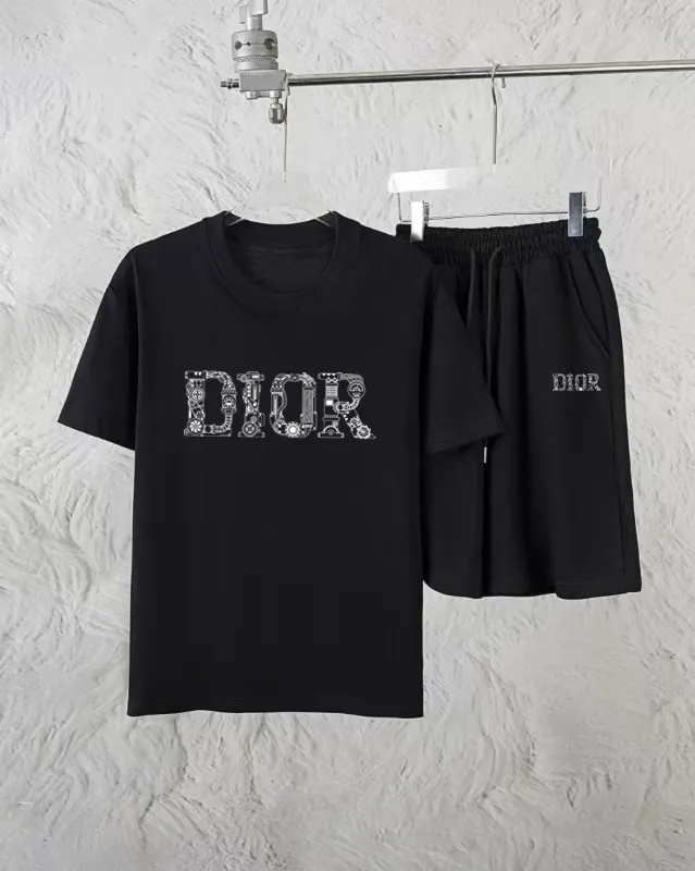 🅿️300 Dior Exclusively provides new trendy men’s fashionable round neck short-sleeved shorts suits, trendy and fashionable casual short-sleeved suits! It has high breathability and comfort, impeccable details, and brand element design concept, reflecting high quality. It presents a casual cut and the upper body shape is great! Material: 260g double yarn pure cotton short sleeves + 360g pure cotton terry shorts Size: S-XXL 🔥 (please state your height and weight when placing an order)