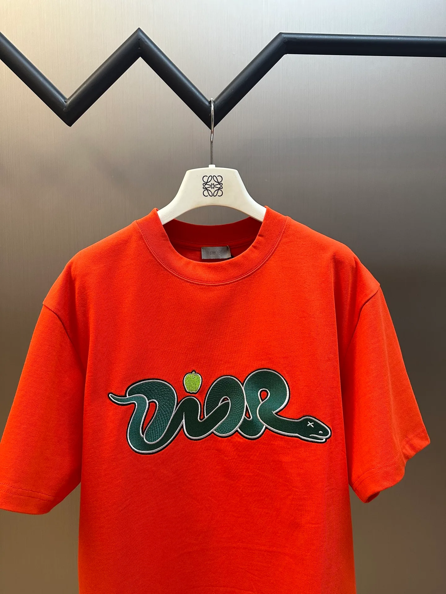 🅿️330 Dior Year of the Snake co-branded bloom-dyed short-sleeves are made of 21s double yarn cotton plain weave. Weighing 320g, it is equipped with 21 pairs of fine cotton yarns and 1*1 horizontal machine woven threads. The front and rear hems are printed with digital direct-injection printing, with large-size patterns throughout.  The front panel is embroidered with a Tajima embroidery machine imported from Japan. The number of embroidery stitches reaches 130,000. The thread color is matched with satin patch to increase stiffness to avoid shifting during the embroidery process. The three-layer embroidery method of short-needle tatami is matched with the new Year of Snake co-branded hangtag size: xs s m l
