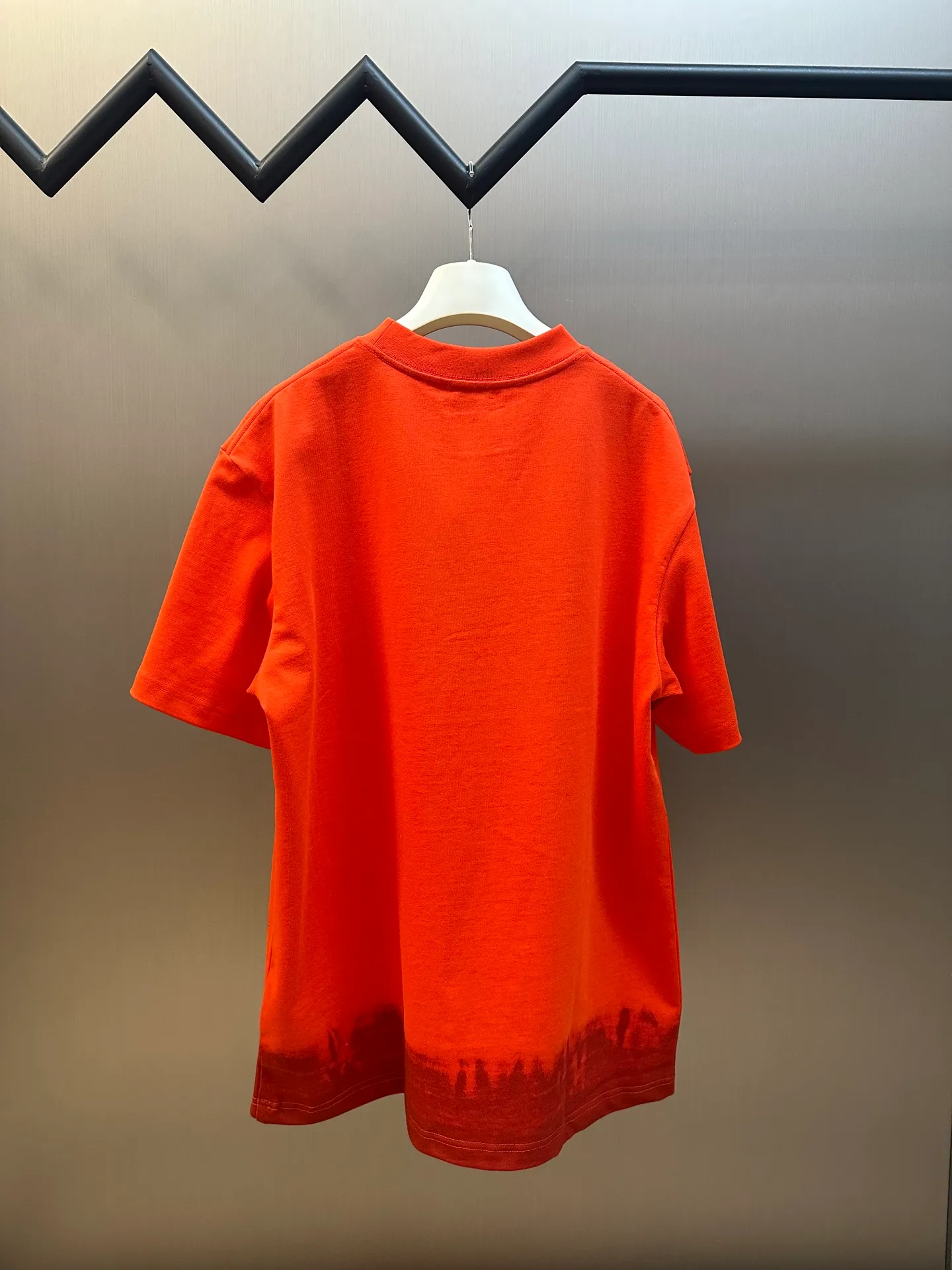 🅿️330 Dior Year of the Snake co-branded bloom-dyed short-sleeves are made of 21s double yarn cotton plain weave. Weighing 320g, it is equipped with 21 pairs of fine cotton yarns and 1*1 horizontal machine woven threads. The front and rear hems are printed with digital direct-injection printing, with large-size patterns throughout.  The front panel is embroidered with a Tajima embroidery machine imported from Japan. The number of embroidery stitches reaches 130,000. The thread color is matched with satin patch to increase stiffness to avoid shifting during the embroidery process. The three-layer embroidery method of short-needle tatami is matched with the new Year of Snake co-branded hangtag size: xs s m l