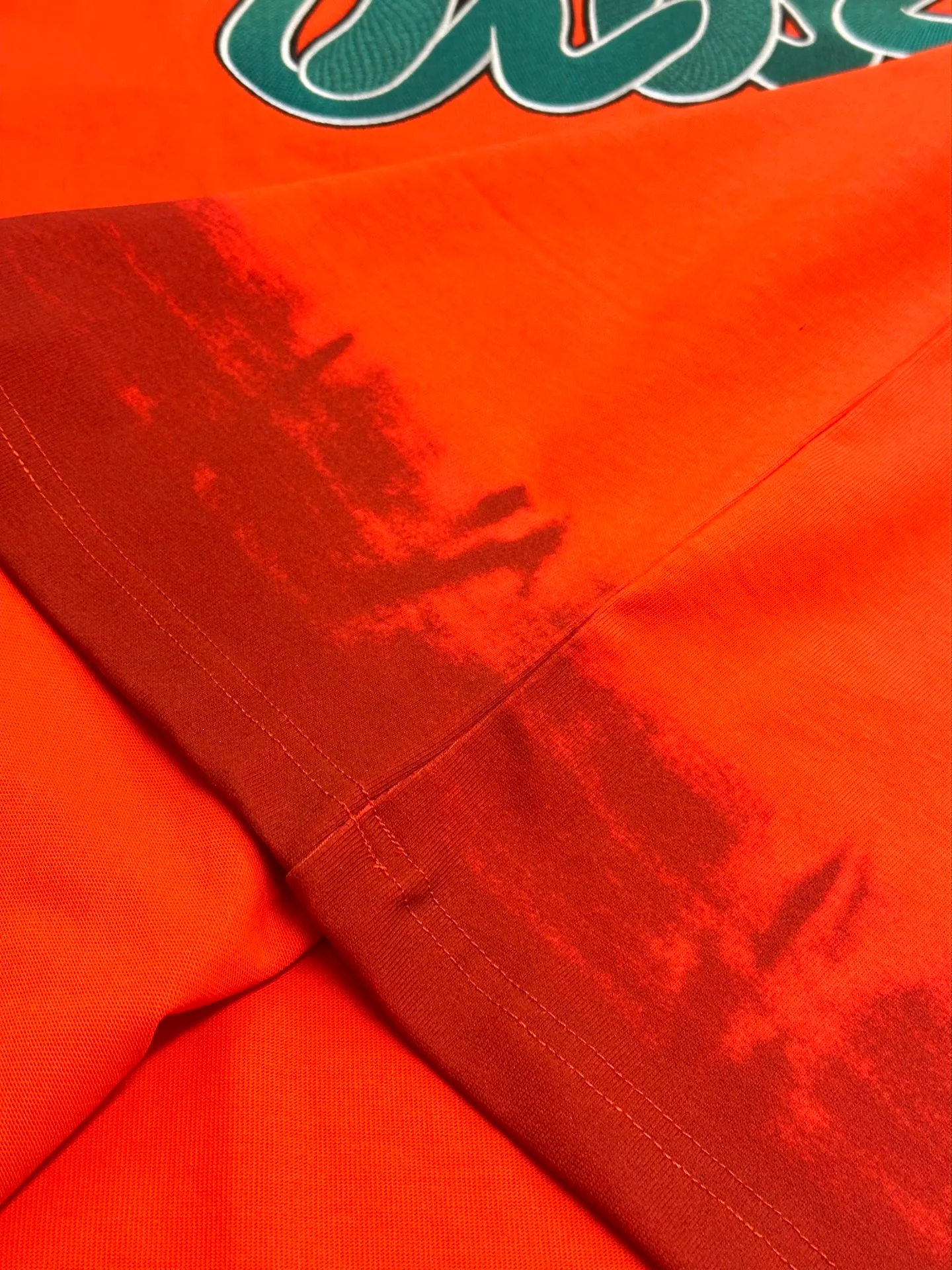 🅿️330 Dior Year of the Snake co-branded bloom-dyed short-sleeves are made of 21s double yarn cotton plain weave. Weighing 320g, it is equipped with 21 pairs of fine cotton yarns and 1*1 horizontal machine woven threads. The front and rear hems are printed with digital direct-injection printing, with large-size patterns throughout.  The front panel is embroidered with a Tajima embroidery machine imported from Japan. The number of embroidery stitches reaches 130,000. The thread color is matched with satin patch to increase stiffness to avoid shifting during the embroidery process. The three-layer embroidery method of short-needle tatami is matched with the new Year of Snake co-branded hangtag size: xs s m l