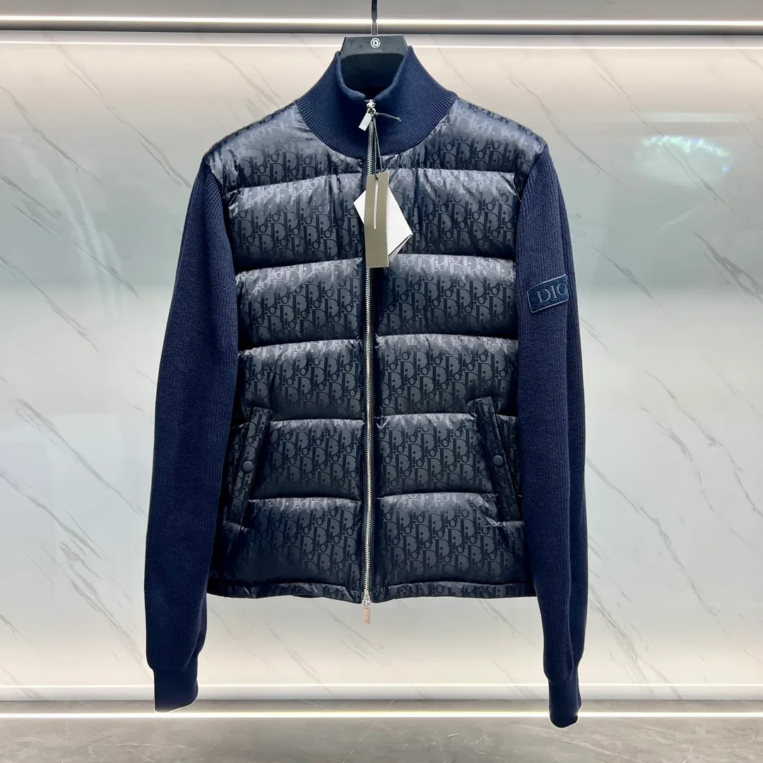 🅿️720. 💎High version💎 Dior CD Home 2023 Navy Blue Our very slow hardware comes from the hardware zippers and electroplating process introduced from Taiwan. You can compare my zipper with other zippers. You can hear the sound of the zipper. It is tight, smooth, and smooth. Secondly, our buttons are all facing in one direction. The buttons use the latest technology TPU apron. The reset is more sensitive than ordinary metal. The tensioner damping has higher precision in each touch, is more wear-resistant, and is more durable. Third, please note that wool products are bound to pill, but the probability of pilling varies depending on the time and place of use (it is recommended not to buy it). Fourth, please put mothballs on wool products when they are not being worn. The fabric is still made using Japan's Mitsubishi Textile jacquard technology with a high density of 150,000 stitches per square centimeter. It is then dip-dyed with pure water from Japan's Komatsu Refining Co., Ltd. in non-circulating segments, ensuring that every square foot of cloth on your body can be colorful with small color difference and energetic reflections can be seen on the sides. All pockets are made of pure cotton TR cloth. Pockets are the places we touch most during use. It may be touched hundreds of times a day, so we insist on saving money, and you can't tell if we can reduce the cost by 10 yuan. However, in order to pursue durability, and the original FK, we still choose the fabric used to make overalls as pocket cloth. This kind of fabric is widely used to make overalls, suit pants, suits, outdoor camping, and jungle trekking fabrics, so there is no problem if you touch your pockets hundreds of times a day. 95% pure white duck down, top-notch world-destroying version, and only made in one order. Hurry up and put it on the shelves, it may be taken off the shelves soon. Color: black, navy blue, gray, white Size: 44, 46, 48, 50, 52
