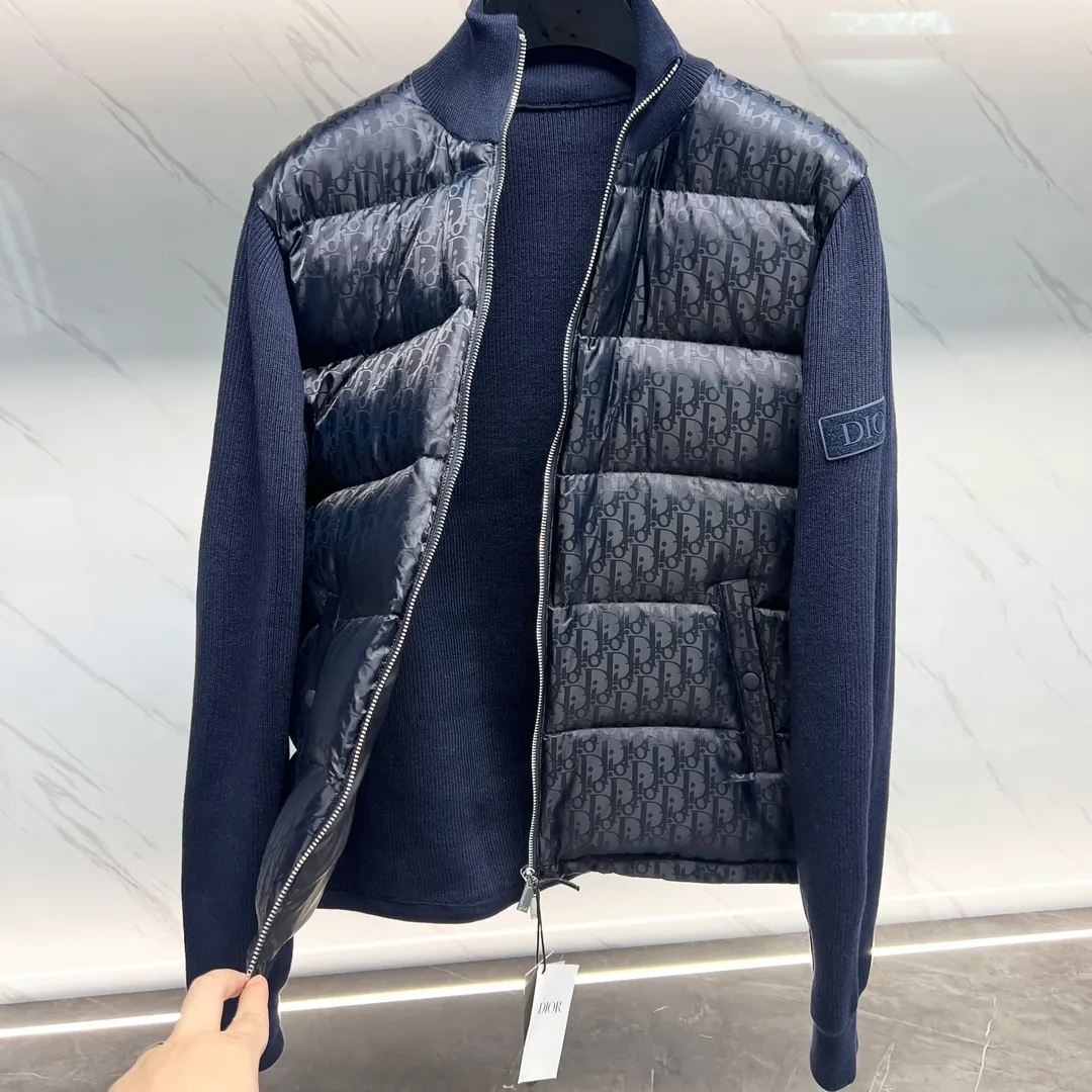 🅿️720. 💎High version💎 Dior CD Home 2023 Navy Blue Our very slow hardware comes from the hardware zippers and electroplating process introduced from Taiwan. You can compare my zipper with other zippers. You can hear the sound of the zipper. It is tight, smooth, and smooth. Secondly, our buttons are all facing in one direction. The buttons use the latest technology TPU apron. The reset is more sensitive than ordinary metal. The tensioner damping has higher precision in each touch, is more wear-resistant, and is more durable. Third, please note that wool products are bound to pill, but the probability of pilling varies depending on the time and place of use (it is recommended not to buy it). Fourth, please put mothballs on wool products when they are not being worn. The fabric is still made using Japan's Mitsubishi Textile jacquard technology with a high density of 150,000 stitches per square centimeter. It is then dip-dyed with pure water from Japan's Komatsu Refining Co., Ltd. in non-circulating segments, ensuring that every square foot of cloth on your body can be colorful with small color difference and energetic reflections can be seen on the sides. All pockets are made of pure cotton TR cloth. Pockets are the places we touch most during use. It may be touched hundreds of times a day, so we insist on saving money, and you can't tell if we can reduce the cost by 10 yuan. However, in order to pursue durability, and the original FK, we still choose the fabric used to make overalls as pocket cloth. This kind of fabric is widely used to make overalls, suit pants, suits, outdoor camping, and jungle trekking fabrics, so there is no problem if you touch your pockets hundreds of times a day. 95% pure white duck down, top-notch world-destroying version, and only made in one order. Hurry up and put it on the shelves, it may be taken off the shelves soon. Color: black, navy blue, gray, white Size: 44, 46, 48, 50, 52