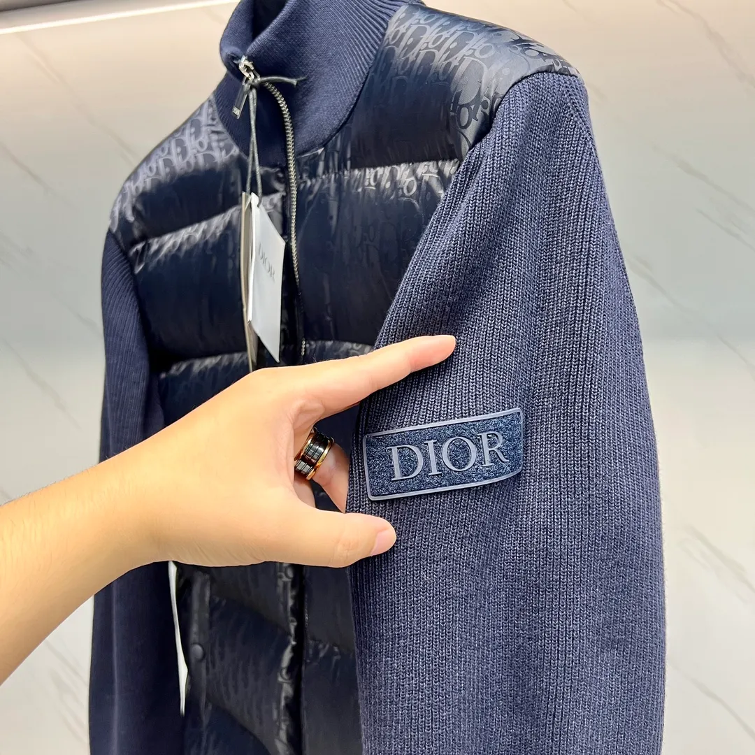 🅿️720. 💎High version💎 Dior CD Home 2023 Navy Blue Our very slow hardware comes from the hardware zippers and electroplating process introduced from Taiwan. You can compare my zipper with other zippers. You can hear the sound of the zipper. It is tight, smooth, and smooth. Secondly, our buttons are all facing in one direction. The buttons use the latest technology TPU apron. The reset is more sensitive than ordinary metal. The tensioner damping has higher precision in each touch, is more wear-resistant, and is more durable. Third, please note that wool products are bound to pill, but the probability of pilling varies depending on the time and place of use (it is recommended not to buy it). Fourth, please put mothballs on wool products when they are not being worn. The fabric is still made using Japan's Mitsubishi Textile jacquard technology with a high density of 150,000 stitches per square centimeter. It is then dip-dyed with pure water from Japan's Komatsu Refining Co., Ltd. in non-circulating segments, ensuring that every square foot of cloth on your body can be colorful with small color difference and energetic reflections can be seen on the sides. All pockets are made of pure cotton TR cloth. Pockets are the places we touch most during use. It may be touched hundreds of times a day, so we insist on saving money, and you can't tell if we can reduce the cost by 10 yuan. However, in order to pursue durability, and the original FK, we still choose the fabric used to make overalls as pocket cloth. This kind of fabric is widely used to make overalls, suit pants, suits, outdoor camping, and jungle trekking fabrics, so there is no problem if you touch your pockets hundreds of times a day. 95% pure white duck down, top-notch world-destroying version, and only made in one order. Hurry up and put it on the shelves, it may be taken off the shelves soon. Color: black, navy blue, gray, white Size: 44, 46, 48, 50, 52