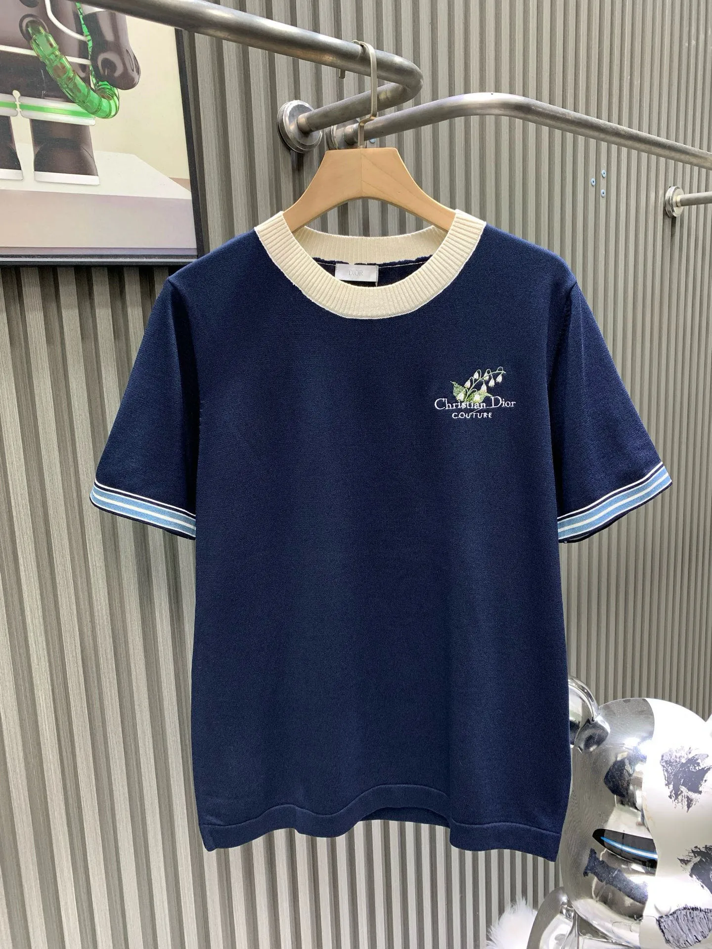 🅿️290 🀄️ DiOR original order quality, exclusive release ❤️Miss D*25 new early spring product, same style for men and women, casual knitted short-sleeved top with lily of the valley embroidery, dense spun cotton knitting with logo letter pattern, fashionable and handsome, loose version for men and women, super versatile, three-dimensional tailoring, classic round neck loose style, fashionable and versatile, full of tonality, exuding a full sense of luxury