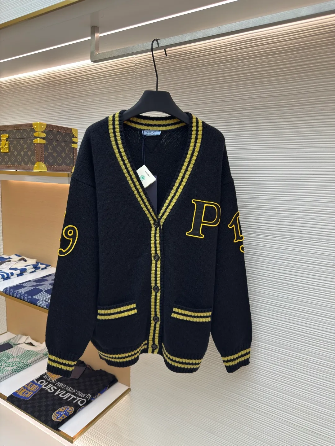 Prada Prada patch wool and cashmere blended cardigan ●Authentic product: Purchased and developed by 40546 ●Item number: 1680006-B90 ●Material: wool blended fabric ●Technology: Jersey knitting ●Version: Loose fit ●Weight: about 945 grams ●Size: Made of 37% wool blend, 750g yarn weight, soft and delicate, jersey knit, oversize shape, rib knit trim, half raglan design, rib knit cuffs and hem, knitted triangle logo, front button fastening, welt pockets. The overall wiring is straight and delicate, the fabric is comfortable and soft, and the color is consistent without color difference. It can be matched with the same style to create a fashionable look and control various occasions. Customized accessories, complete with three standards, same style for men and women!