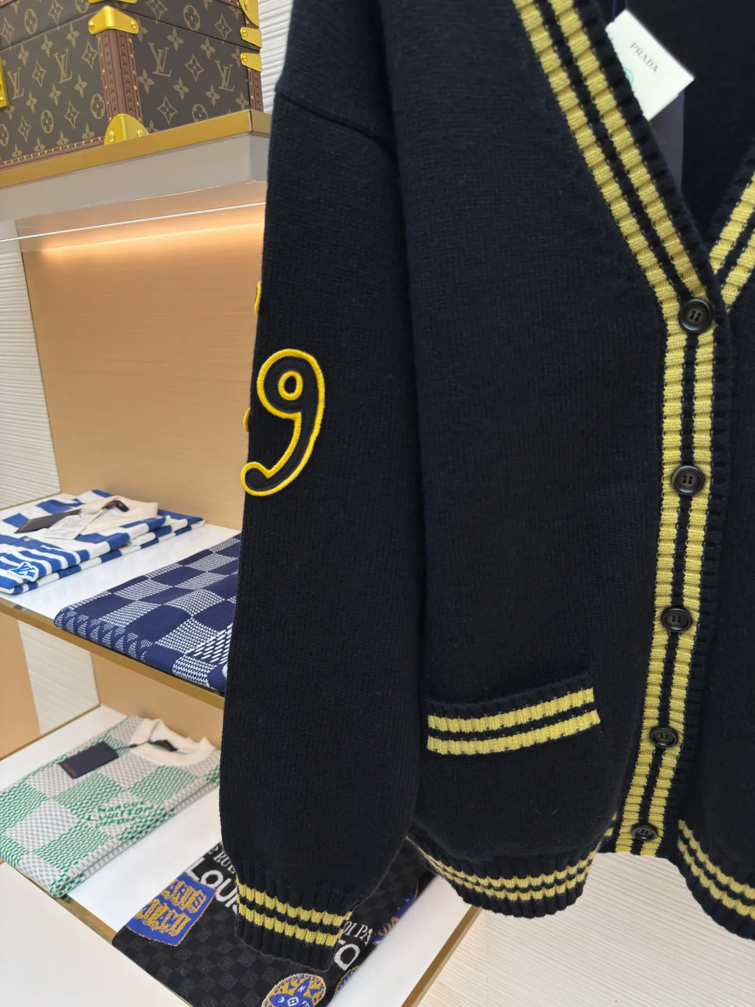 Prada Prada patch wool and cashmere blended cardigan ●Authentic product: Purchased and developed by 40546 ●Item number: 1680006-B90 ●Material: wool blended fabric ●Technology: Jersey knitting ●Version: Loose fit ●Weight: about 945 grams ●Size: Made of 37% wool blend, 750g yarn weight, soft and delicate, jersey knit, oversize shape, rib knit trim, half raglan design, rib knit cuffs and hem, knitted triangle logo, front button fastening, welt pockets. The overall wiring is straight and delicate, the fabric is comfortable and soft, and the color is consistent without color difference. It can be matched with the same style to create a fashionable look and control various occasions. Customized accessories, complete with three standards, same style for men and women!