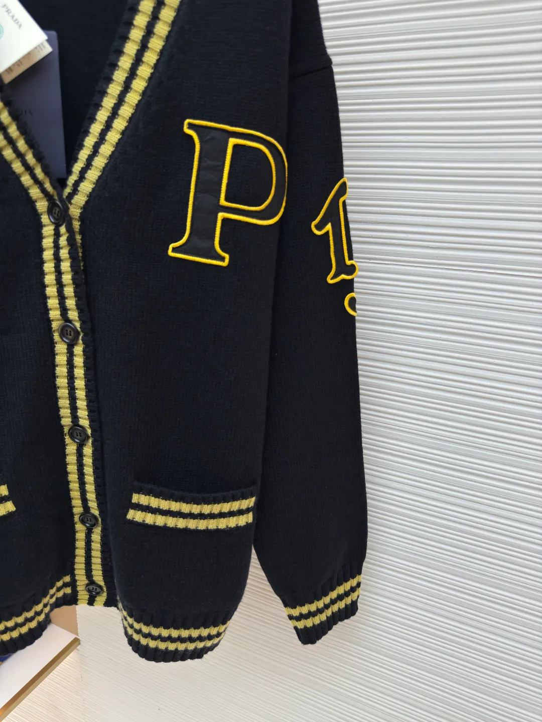 Prada Prada patch wool and cashmere blended cardigan ●Authentic product: Purchased and developed by 40546 ●Item number: 1680006-B90 ●Material: wool blended fabric ●Technology: Jersey knitting ●Version: Loose fit ●Weight: about 945 grams ●Size: Made of 37% wool blend, 750g yarn weight, soft and delicate, jersey knit, oversize shape, rib knit trim, half raglan design, rib knit cuffs and hem, knitted triangle logo, front button fastening, welt pockets. The overall wiring is straight and delicate, the fabric is comfortable and soft, and the color is consistent without color difference. It can be matched with the same style to create a fashionable look and control various occasions. Customized accessories, complete with three standards, same style for men and women!