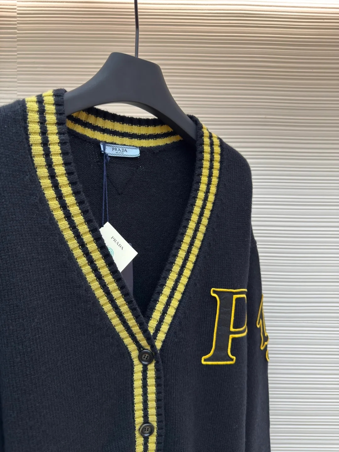 Prada Prada patch wool and cashmere blended cardigan ●Authentic product: Purchased and developed by 40546 ●Item number: 1680006-B90 ●Material: wool blended fabric ●Technology: Jersey knitting ●Version: Loose fit ●Weight: about 945 grams ●Size: Made of 37% wool blend, 750g yarn weight, soft and delicate, jersey knit, oversize shape, rib knit trim, half raglan design, rib knit cuffs and hem, knitted triangle logo, front button fastening, welt pockets. The overall wiring is straight and delicate, the fabric is comfortable and soft, and the color is consistent without color difference. It can be matched with the same style to create a fashionable look and control various occasions. Customized accessories, complete with three standards, same style for men and women!