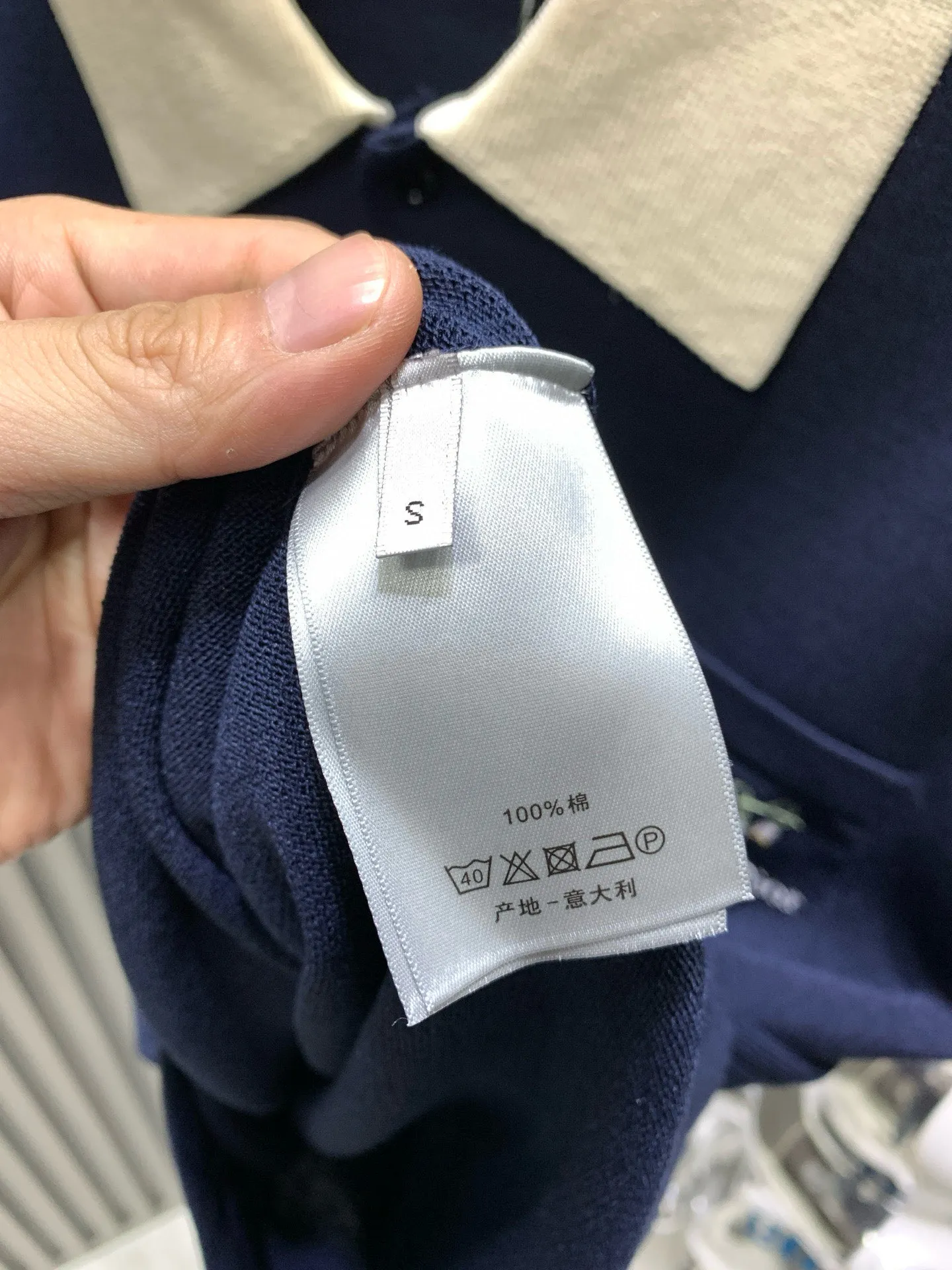 🅿️310 🀄️ DiOR Dior Dior embroidered lily of the valley lapel knitted short-sleeved YB purchase and printing. Made of custom imported cotton knitted material. The fabric is soft and comfortable, skin-friendly and breathable. The chest pocket is decorated with exquisite lily of the valley flower embroidery. Brand logo and slogan. Cuff stripe design. Can be matched with many types of clothing to create a fashionable look. Customized accessories. Complete three standards. Same style for men and women.