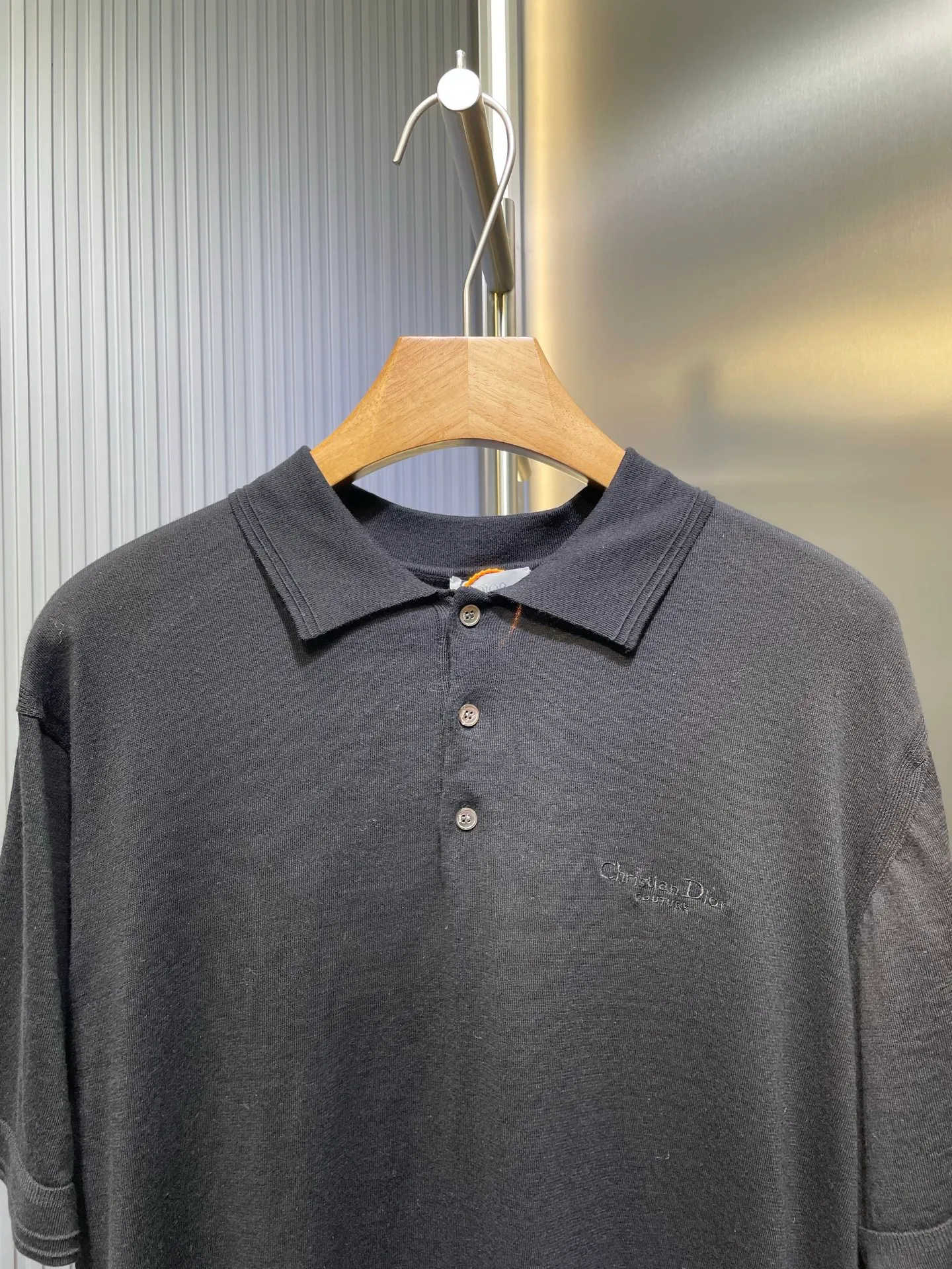 🅿️370 Dior knitted embroidered Polo shirt, custom-made 60-count ultra-fine cashmere cotton, delicate and soft, comfortable and close to the skin, decorated with Christian Dior Couture embroidery of the same tone as its essence, slowly unfolding on the clothes like a scroll, highlighting the unique charm of the brand. The ingenious encounter of sweaters and Polo shirts demonstrates the perfect symphony of simplicity and classics. Process 1: Valley wave process is a process that creates a raised effect on the surface of knitted fabrics. Special weaving technology forms obvious raised stripes on the surface of the fabric. Process 2: Jacquard process. A process that creates concave and convex patterns through clever interweaving of warp and weft threads, forming a pattern with a strong three-dimensional effect. Process 3: Using three-dimensional seams. It uses a specific sewing method at the seams to make the clothes more three-dimensional and fit the body. The workmanship is cumbersome and complicated. Process 4: Garment washing water is added to soften and deodorize the process. Professional washing equipment and specific detergents are used. Deep clean and deodorize clothes to improve the feel and appearance of clothes Accessories: Customized 1:1 Dior mother-of-pearl buttons Customized 1:1 Dior trademark Fit: Loose fit Size: S M L XL Style number: 25124-A65