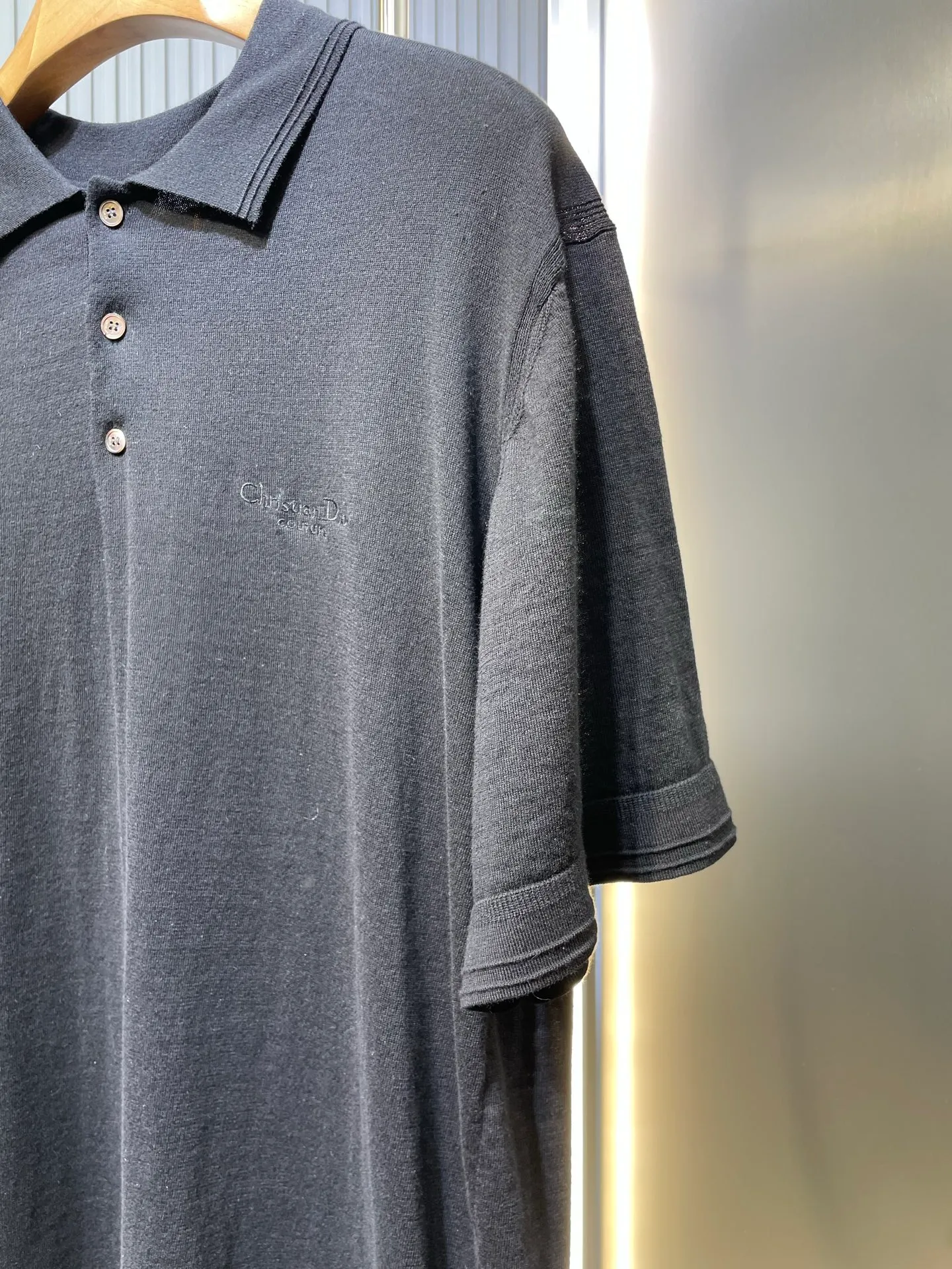 🅿️370 Dior knitted embroidered Polo shirt, custom-made 60-count ultra-fine cashmere cotton, delicate and soft, comfortable and close to the skin, decorated with Christian Dior Couture embroidery of the same tone as its essence, slowly unfolding on the clothes like a scroll, highlighting the unique charm of the brand. The ingenious encounter of sweaters and Polo shirts demonstrates the perfect symphony of simplicity and classics. Process 1: Valley wave process is a process that creates a raised effect on the surface of knitted fabrics. Special weaving technology forms obvious raised stripes on the surface of the fabric. Process 2: Jacquard process. A process that creates concave and convex patterns through clever interweaving of warp and weft threads, forming a pattern with a strong three-dimensional effect. Process 3: Using three-dimensional seams. It uses a specific sewing method at the seams to make the clothes more three-dimensional and fit the body. The workmanship is cumbersome and complicated. Process 4: Garment washing water is added to soften and deodorize the process. Professional washing equipment and specific detergents are used. Deep clean and deodorize clothes to improve the feel and appearance of clothes Accessories: Customized 1:1 Dior mother-of-pearl buttons Customized 1:1 Dior trademark Fit: Loose fit Size: S M L XL Style number: 25124-A65