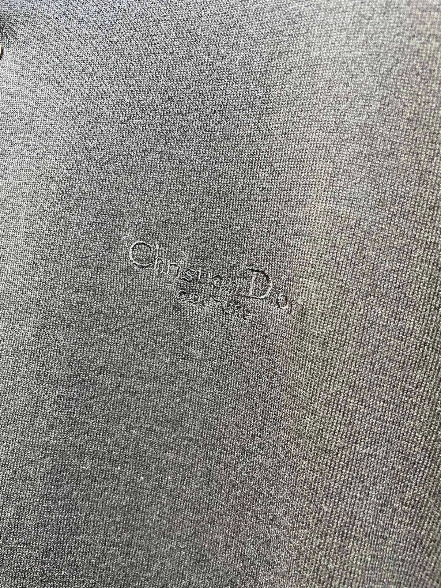 🅿️370 Dior knitted embroidered Polo shirt, custom-made 60-count ultra-fine cashmere cotton, delicate and soft, comfortable and close to the skin, decorated with Christian Dior Couture embroidery of the same tone as its essence, slowly unfolding on the clothes like a scroll, highlighting the unique charm of the brand. The ingenious encounter of sweaters and Polo shirts demonstrates the perfect symphony of simplicity and classics. Process 1: Valley wave process is a process that creates a raised effect on the surface of knitted fabrics. Special weaving technology forms obvious raised stripes on the surface of the fabric. Process 2: Jacquard process. A process that creates concave and convex patterns through clever interweaving of warp and weft threads, forming a pattern with a strong three-dimensional effect. Process 3: Using three-dimensional seams. It uses a specific sewing method at the seams to make the clothes more three-dimensional and fit the body. The workmanship is cumbersome and complicated. Process 4: Garment washing water is added to soften and deodorize the process. Professional washing equipment and specific detergents are used. Deep clean and deodorize clothes to improve the feel and appearance of clothes Accessories: Customized 1:1 Dior mother-of-pearl buttons Customized 1:1 Dior trademark Fit: Loose fit Size: S M L XL Style number: 25124-A65