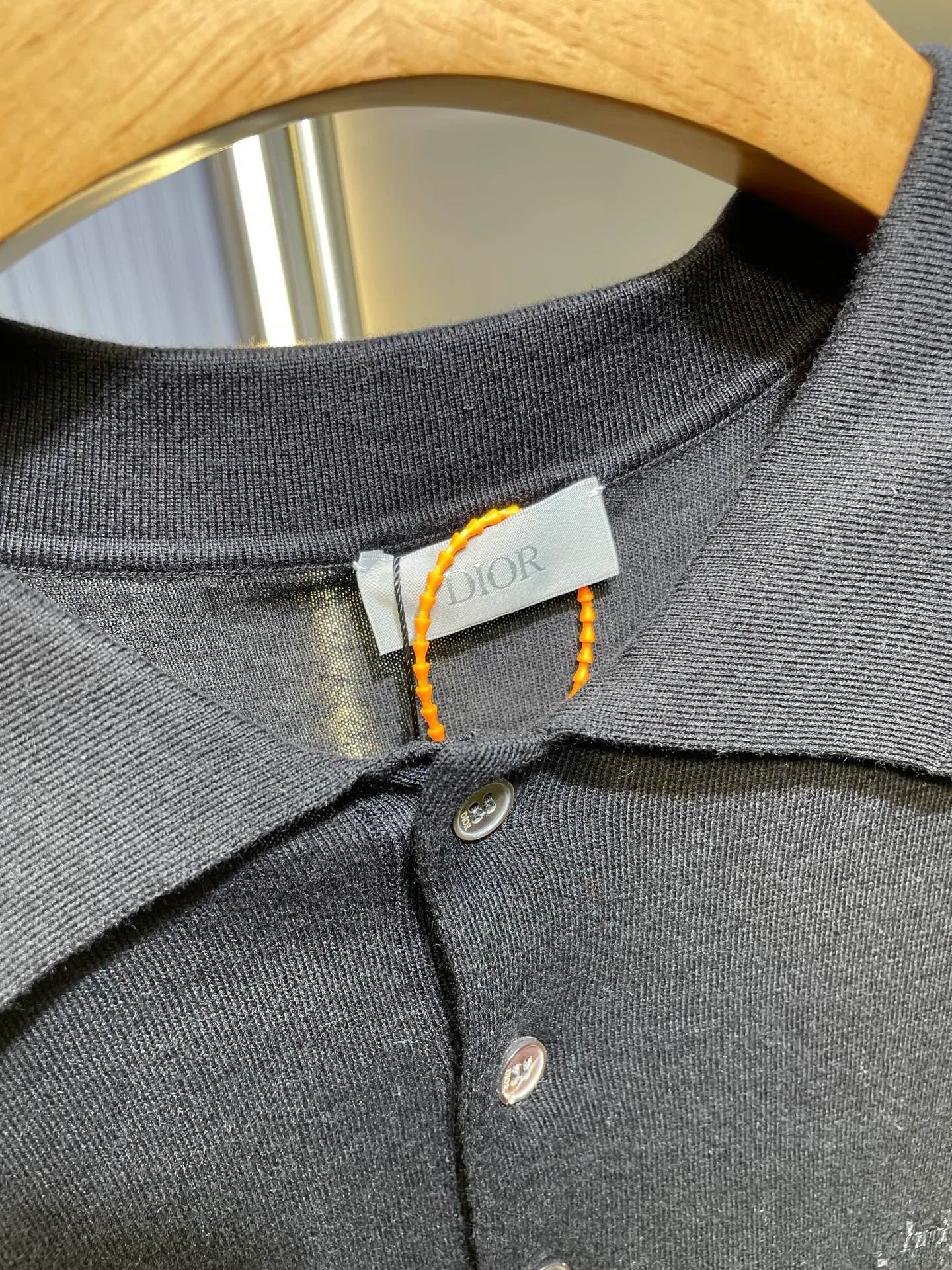 🅿️370 Dior knitted embroidered Polo shirt, custom-made 60-count ultra-fine cashmere cotton, delicate and soft, comfortable and close to the skin, decorated with Christian Dior Couture embroidery of the same tone as its essence, slowly unfolding on the clothes like a scroll, highlighting the unique charm of the brand. The ingenious encounter of sweaters and Polo shirts demonstrates the perfect symphony of simplicity and classics. Process 1: Valley wave process is a process that creates a raised effect on the surface of knitted fabrics. Special weaving technology forms obvious raised stripes on the surface of the fabric. Process 2: Jacquard process. A process that creates concave and convex patterns through clever interweaving of warp and weft threads, forming a pattern with a strong three-dimensional effect. Process 3: Using three-dimensional seams. It uses a specific sewing method at the seams to make the clothes more three-dimensional and fit the body. The workmanship is cumbersome and complicated. Process 4: Garment washing water is added to soften and deodorize the process. Professional washing equipment and specific detergents are used. Deep clean and deodorize clothes to improve the feel and appearance of clothes Accessories: Customized 1:1 Dior mother-of-pearl buttons Customized 1:1 Dior trademark Fit: Loose fit Size: S M L XL Style number: 25124-A65