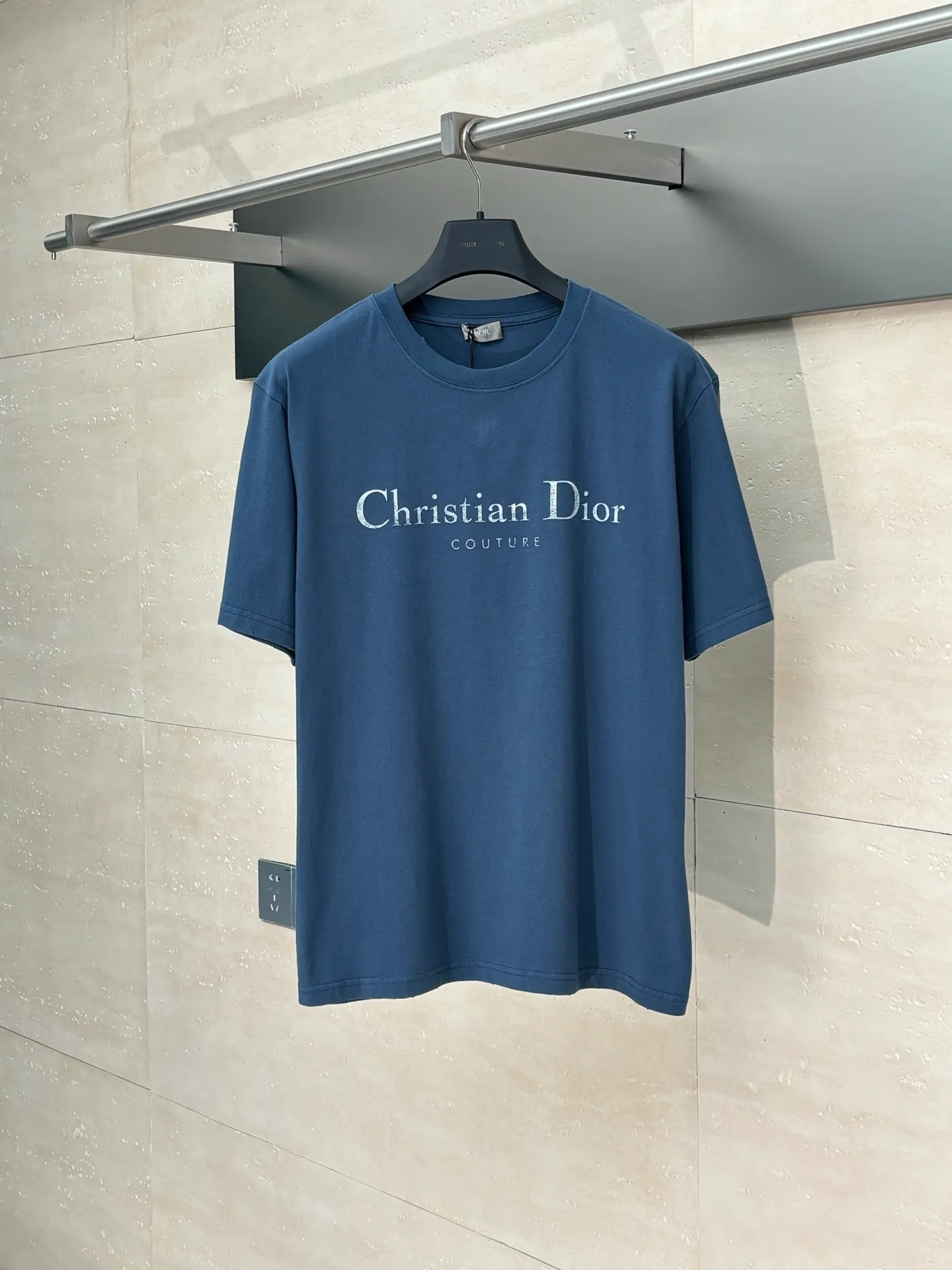 🅿️256 Dio*/Dior 25Ss new mottled letter printed holed short sleeves on the chest. Imported pure cotton fabric, crisp appearance, with the soft characteristics of cotton fabric. Breathable and dry, it can quickly discharge moisture and not stick to the body when sweating. High-density dot printing process. There is a subtle blurring design effect in the printing effect. The film screen is made of extremely fine gauze material. Adjust the depiction on the film according to the number of dots on the actual object. The production of restoration is difficult, and the slurry is fine and has good mesh passing ability. The whole piece is positioned and washed and frayed. The design combines the elements of "frayed" and "knitted". The irregular frayed design of the whole body gives simple garments a rebellious sense of destruction. The stone grinding washing process positions the holes. The garment products use a stone mill laser positioning to manually destroy the wear effect. Every frayed place is made by hand, so that the natural wear of the fabric can achieve the most harmonious visual effect. After stone grinding and washing, it can show a strong retro atmosphere. Size：S/M/L