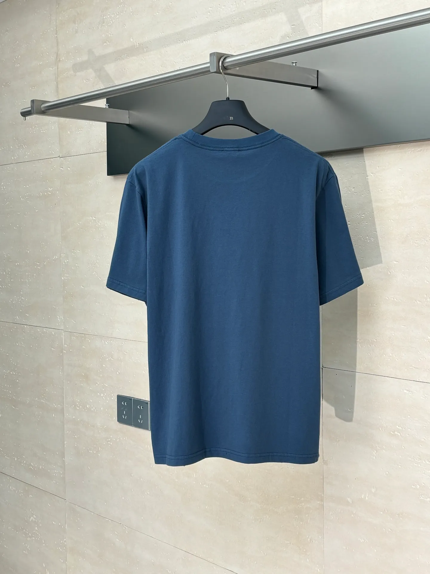 🅿️256 Dio*/Dior 25Ss new mottled letter printed holed short sleeves on the chest. Imported pure cotton fabric, crisp appearance, with the soft characteristics of cotton fabric. Breathable and dry, it can quickly discharge moisture and not stick to the body when sweating. High-density dot printing process. There is a subtle blurring design effect in the printing effect. The film screen is made of extremely fine gauze material. Adjust the depiction on the film according to the number of dots on the actual object. The production of restoration is difficult, and the slurry is fine and has good mesh passing ability. The whole piece is positioned and washed and frayed. The design combines the elements of "frayed" and "knitted". The irregular frayed design of the whole body gives simple garments a rebellious sense of destruction. The stone grinding washing process positions the holes. The garment products use a stone mill laser positioning to manually destroy the wear effect. Every frayed place is made by hand, so that the natural wear of the fabric can achieve the most harmonious visual effect. After stone grinding and washing, it can show a strong retro atmosphere. Size：S/M/L