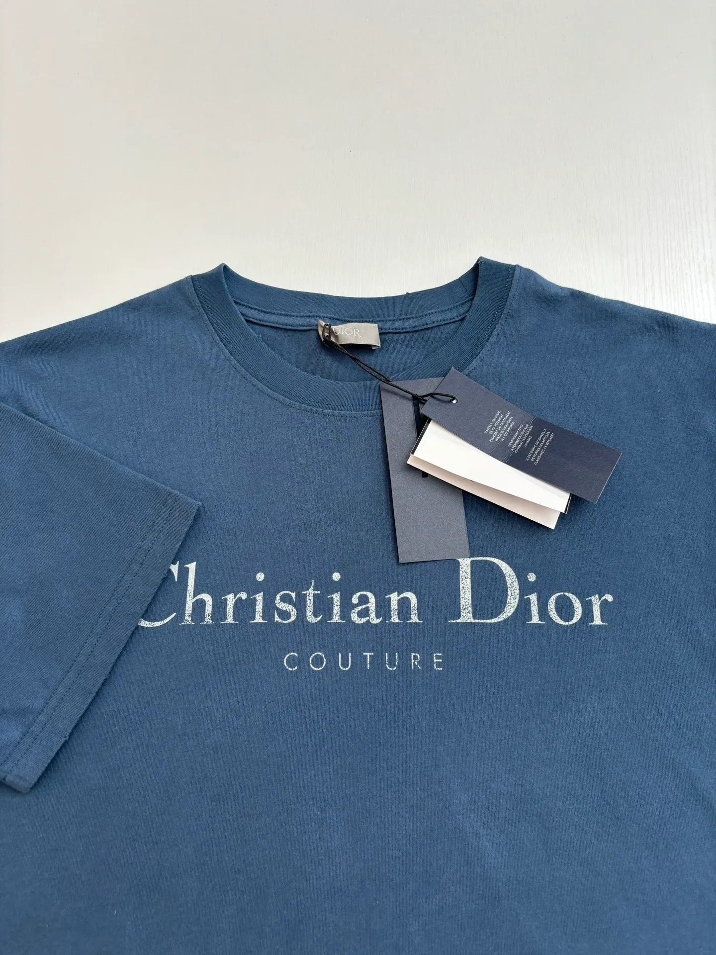 🅿️256 Dio*/Dior 25Ss new mottled letter printed holed short sleeves on the chest. Imported pure cotton fabric, crisp appearance, with the soft characteristics of cotton fabric. Breathable and dry, it can quickly discharge moisture and not stick to the body when sweating. High-density dot printing process. There is a subtle blurring design effect in the printing effect. The film screen is made of extremely fine gauze material. Adjust the depiction on the film according to the number of dots on the actual object. The production of restoration is difficult, and the slurry is fine and has good mesh passing ability. The whole piece is positioned and washed and frayed. The design combines the elements of "frayed" and "knitted". The irregular frayed design of the whole body gives simple garments a rebellious sense of destruction. The stone grinding washing process positions the holes. The garment products use a stone mill laser positioning to manually destroy the wear effect. Every frayed place is made by hand, so that the natural wear of the fabric can achieve the most harmonious visual effect. After stone grinding and washing, it can show a strong retro atmosphere. Size：S/M/L