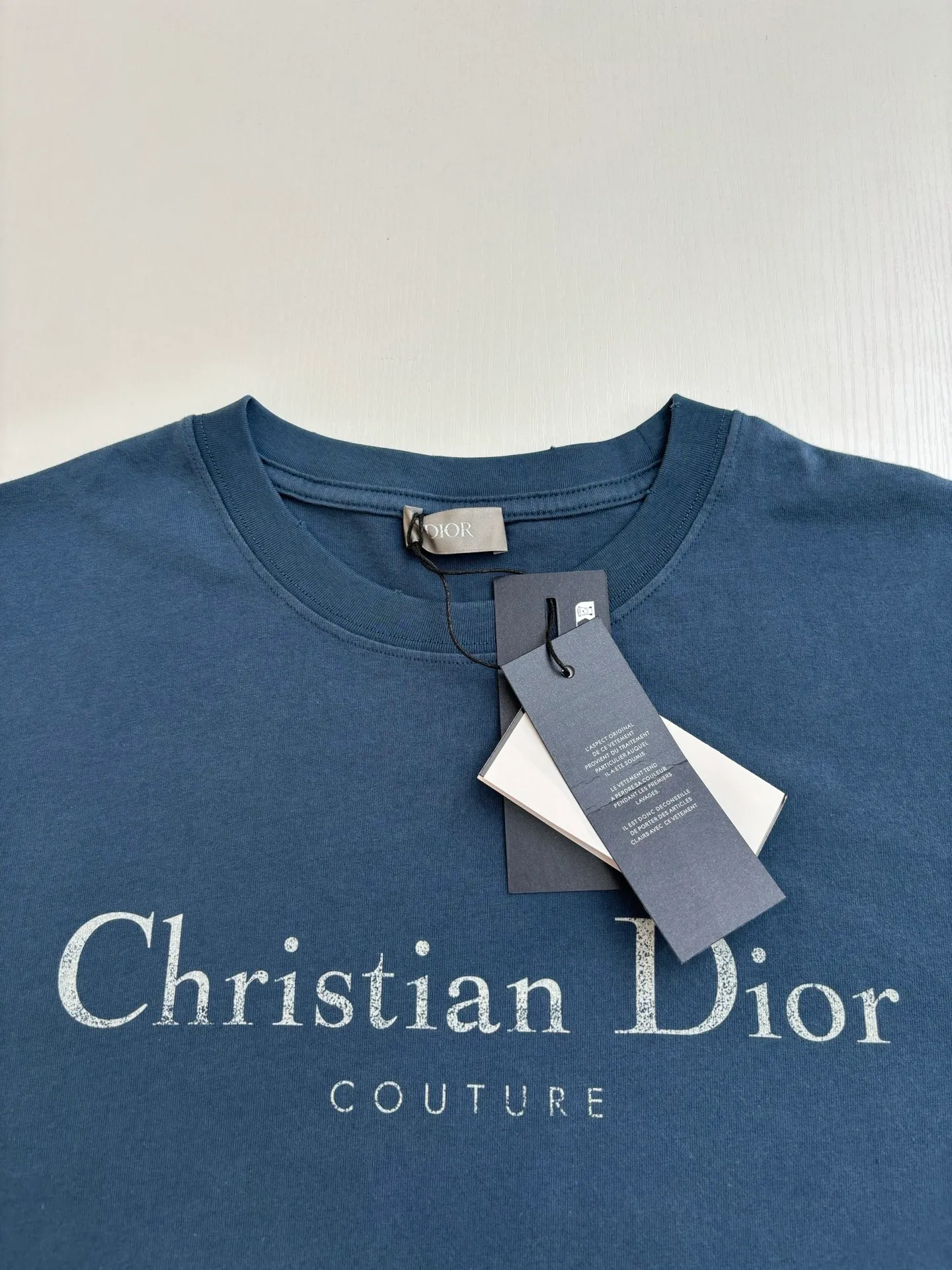 🅿️256 Dio*/Dior 25Ss new mottled letter printed holed short sleeves on the chest. Imported pure cotton fabric, crisp appearance, with the soft characteristics of cotton fabric. Breathable and dry, it can quickly discharge moisture and not stick to the body when sweating. High-density dot printing process. There is a subtle blurring design effect in the printing effect. The film screen is made of extremely fine gauze material. Adjust the depiction on the film according to the number of dots on the actual object. The production of restoration is difficult, and the slurry is fine and has good mesh passing ability. The whole piece is positioned and washed and frayed. The design combines the elements of "frayed" and "knitted". The irregular frayed design of the whole body gives simple garments a rebellious sense of destruction. The stone grinding washing process positions the holes. The garment products use a stone mill laser positioning to manually destroy the wear effect. Every frayed place is made by hand, so that the natural wear of the fabric can achieve the most harmonious visual effect. After stone grinding and washing, it can show a strong retro atmosphere. Size：S/M/L