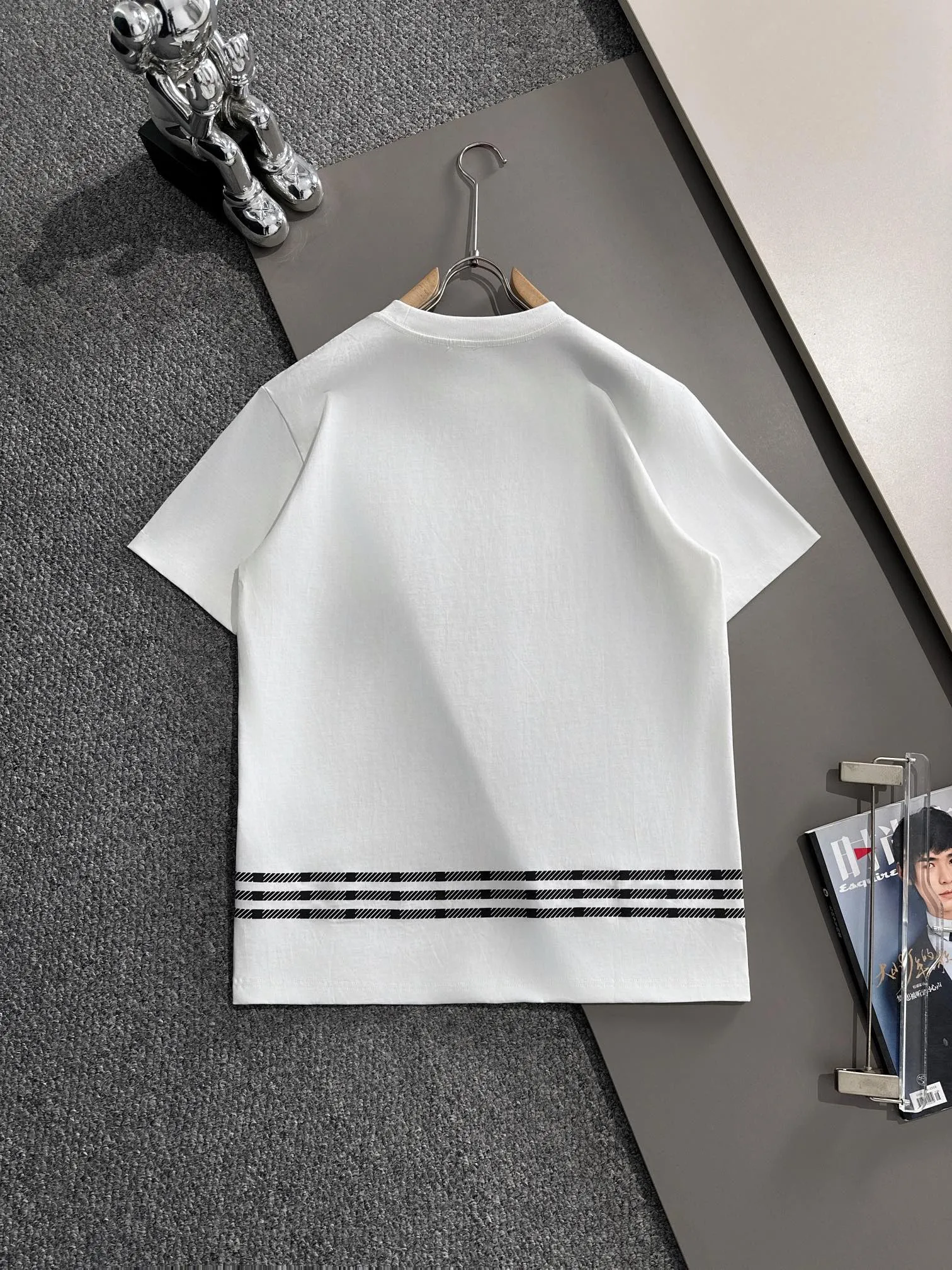 🅿️170 (arrives the next day) Dior 2025 new style chest pocket flocked war horse logo flocked stripe decoration same style for men and women short-sleeved T-shirt ·Customized 260g 100% double yarn pure cotton fabric ·Custom dyed 32 counts double thread ·Collar tag, main mark and three labels complete Color: White Size: XS S M L